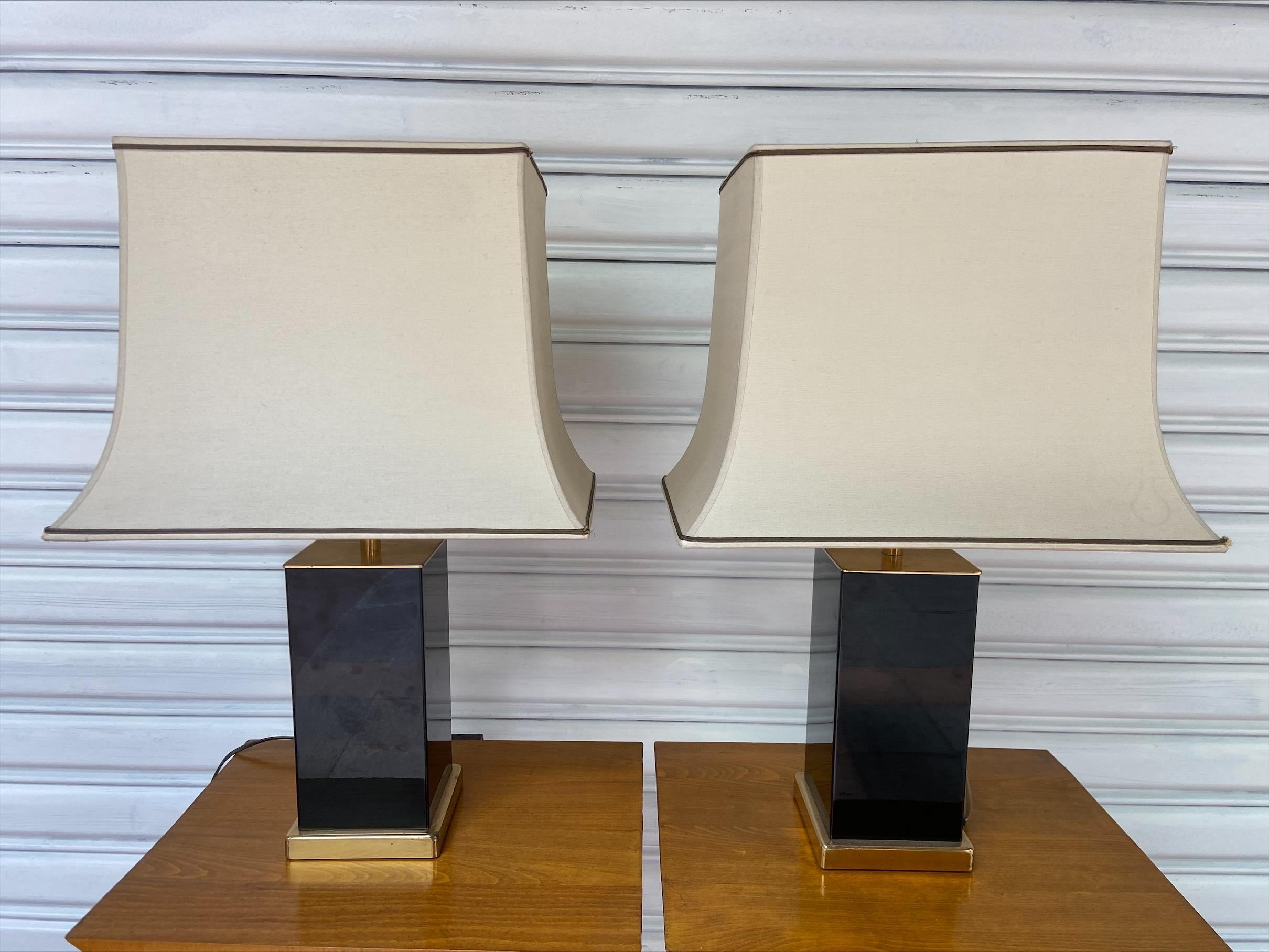 Paar Lampen von Jean Claude Mahey
Maße: H 70 x B 45 x T 34.
CIRCA 1970
Vergoldetes Messing und schwarzes Metall.
Sehr schöner Pagodenschatten.

 