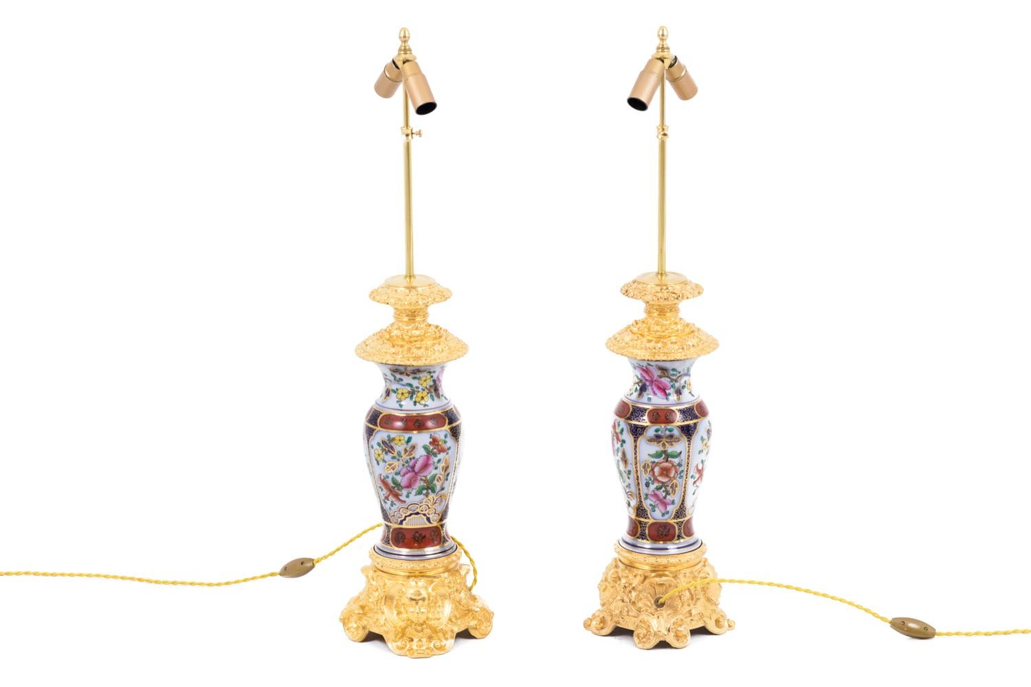 Napoleone III Coppia di lampade in porcellana Valentine e bronzo dorato, circa 1880 in vendita