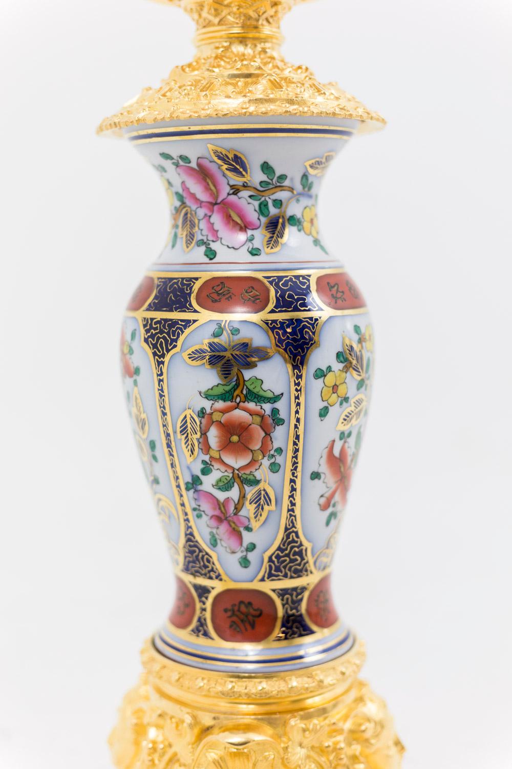 Dorato Coppia di lampade in porcellana Valentine e bronzo dorato, circa 1880 in vendita