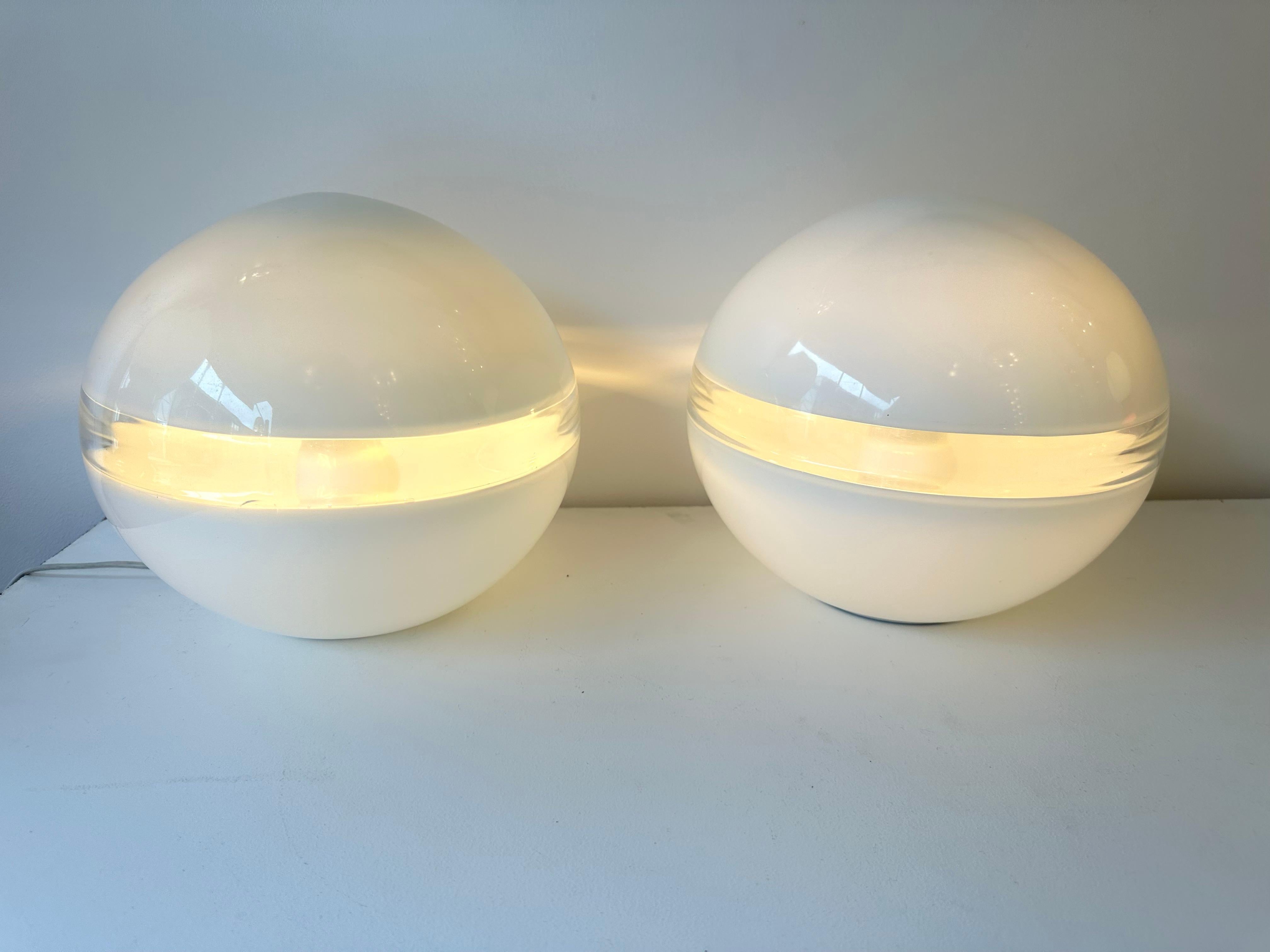 Mid-Century Modern Space Age pair of table or bedside lights lamps model LT230 in clear and white textured kinetic murano glass by Carlo Nason for the manufacture Mazzega. Famous italian design like Venini, Vistosi, La Murrina, Aldo Nason, Stilnovo,
