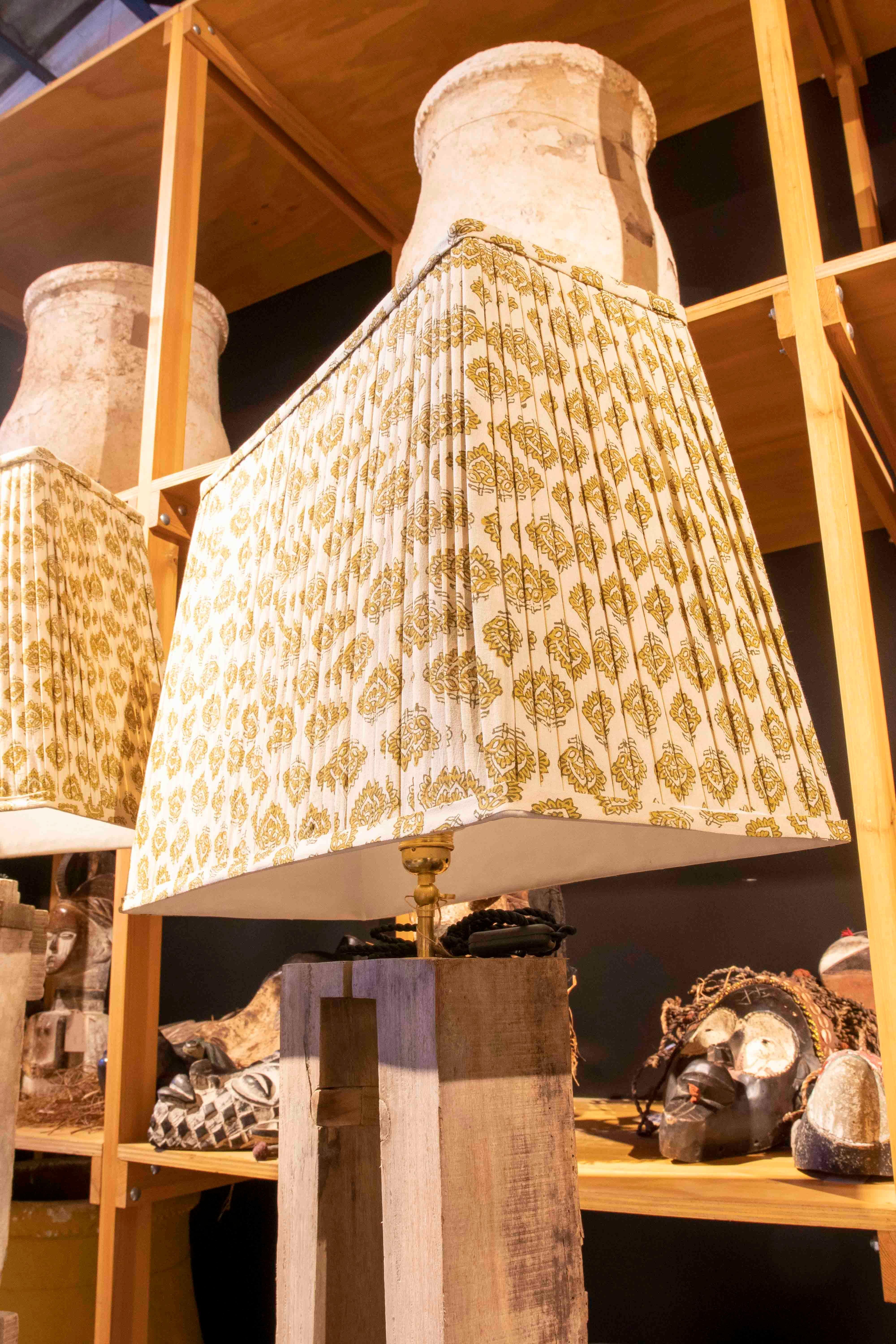 Paar Lampen aus Holzformen mit abgeflachten Lampenschirmen im Angebot 7