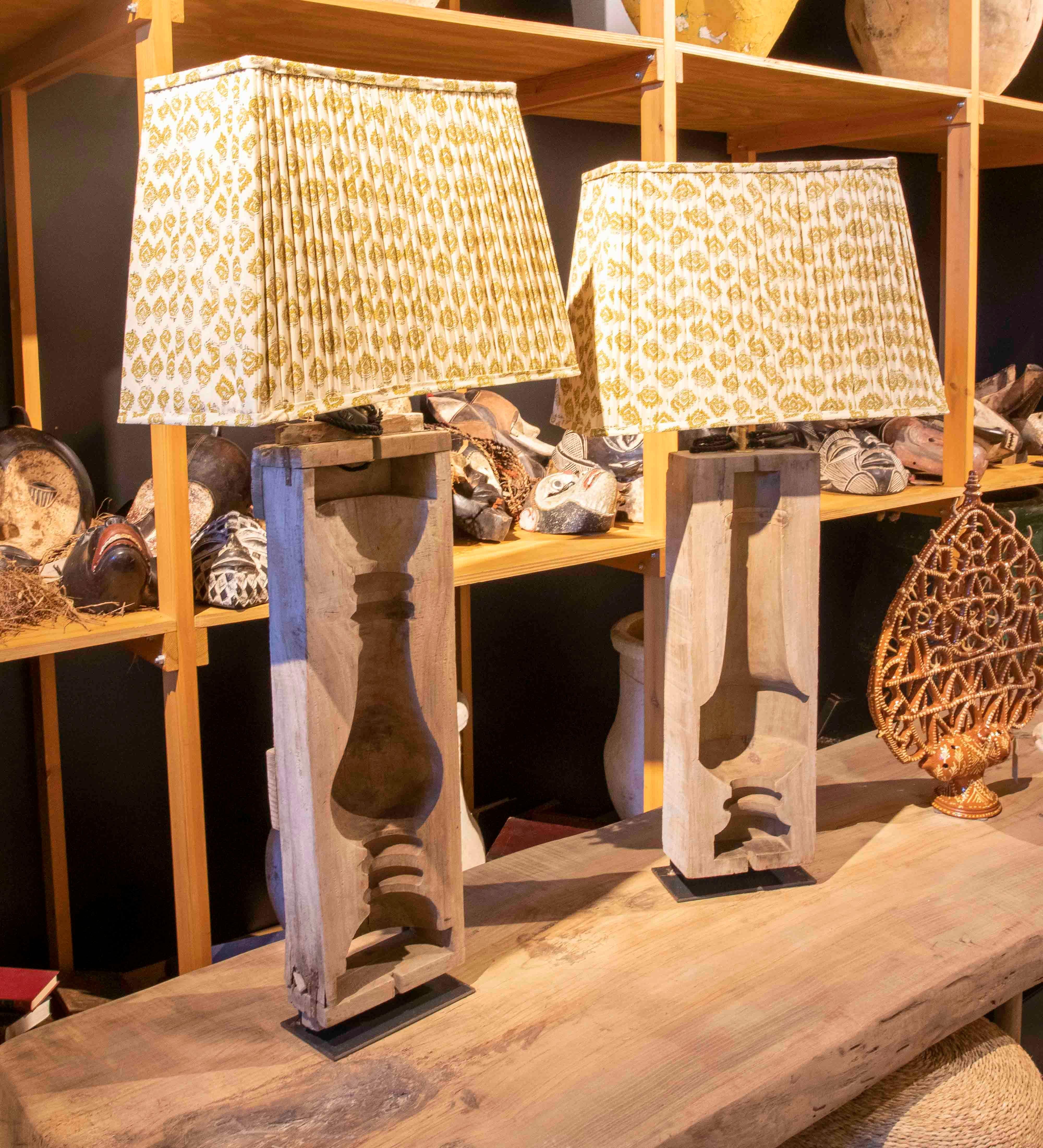 Paar Lampen aus Holzformen mit abgeflachten Lampenschirmen (20. Jahrhundert) im Angebot