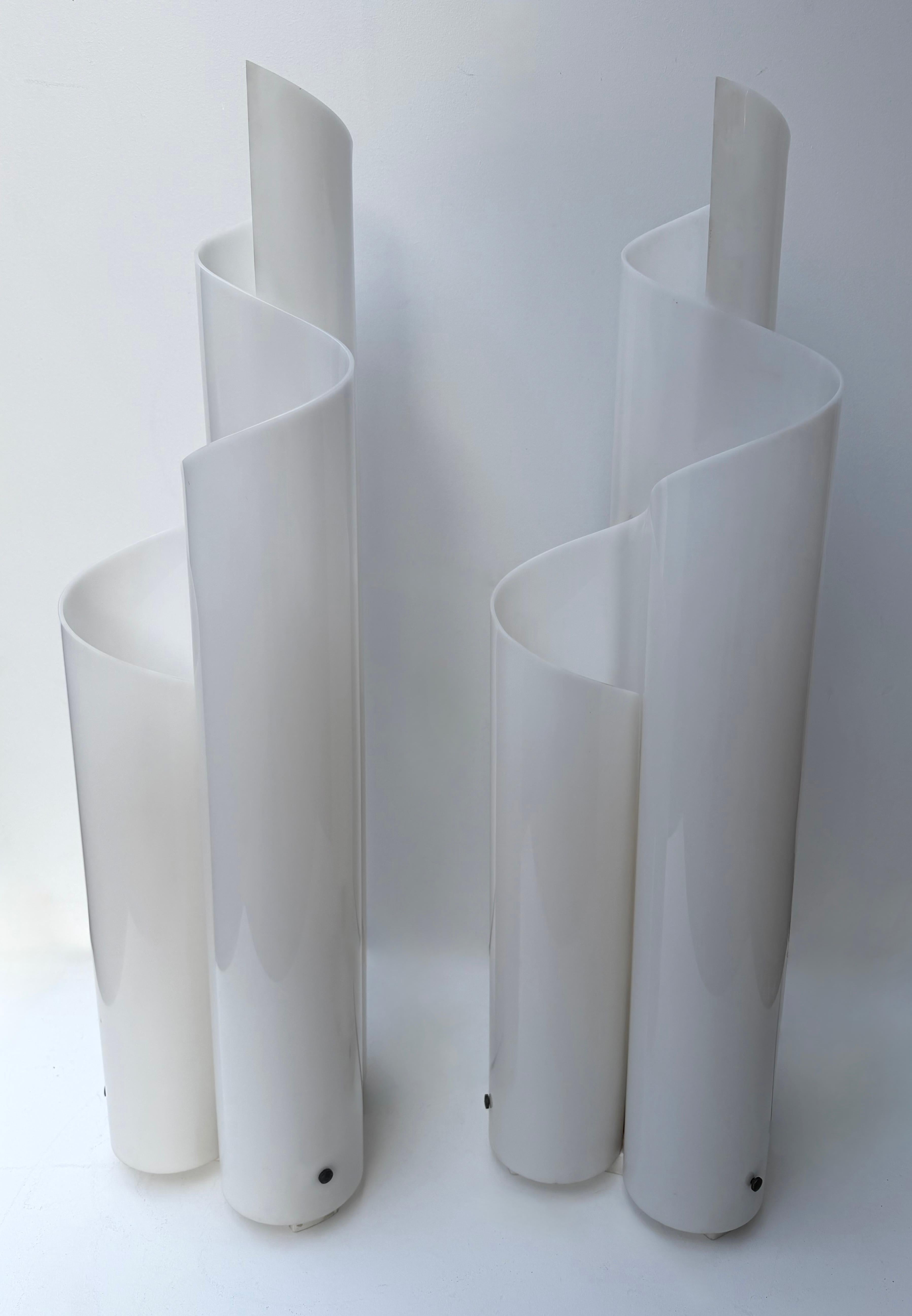 Coppia di lampade Foglie di lucite bianca in metacrilato. Italia, anni '70 in vendita 3