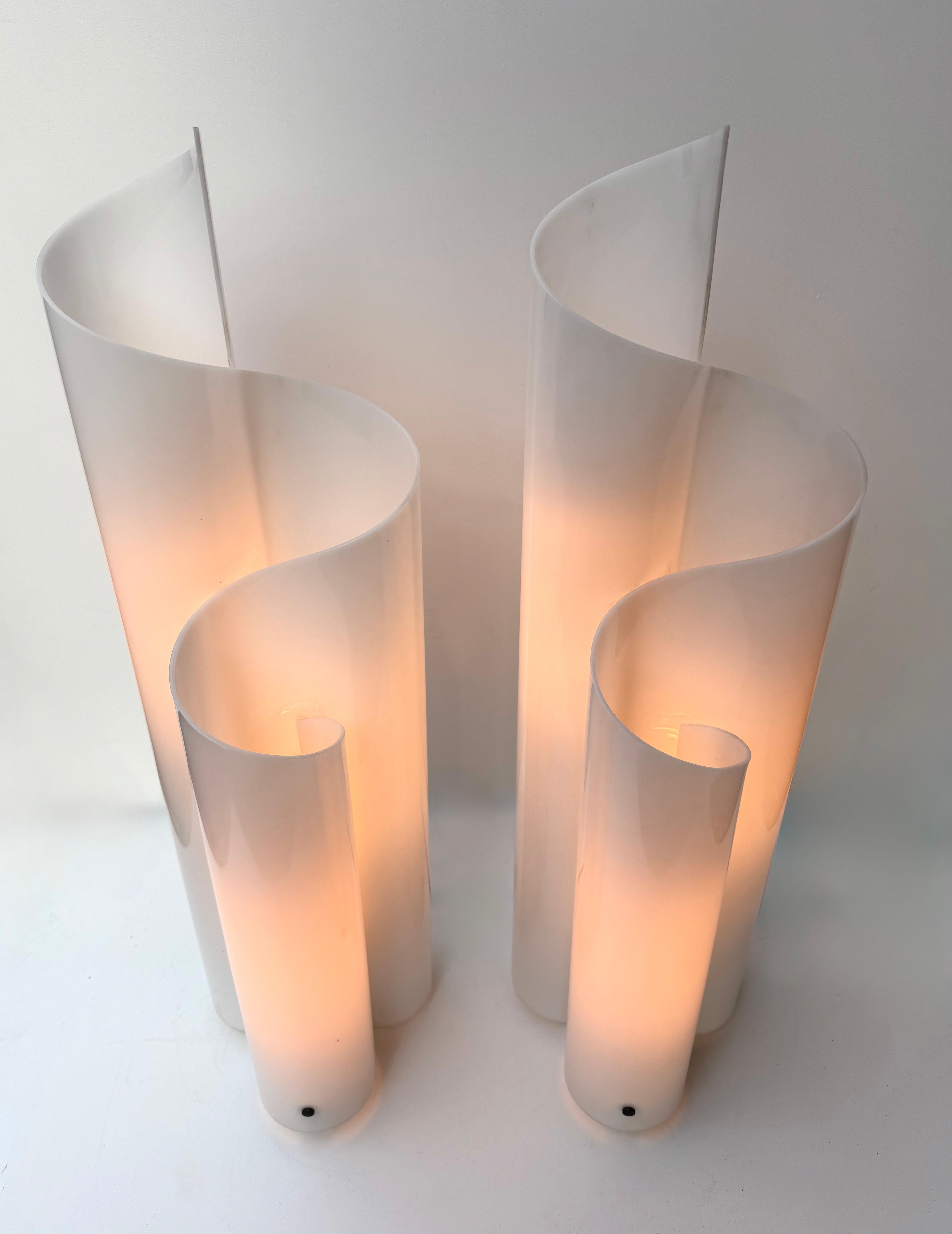 Coppia di lampade Foglie di lucite bianca in metacrilato. Italia, anni '70 in vendita 5