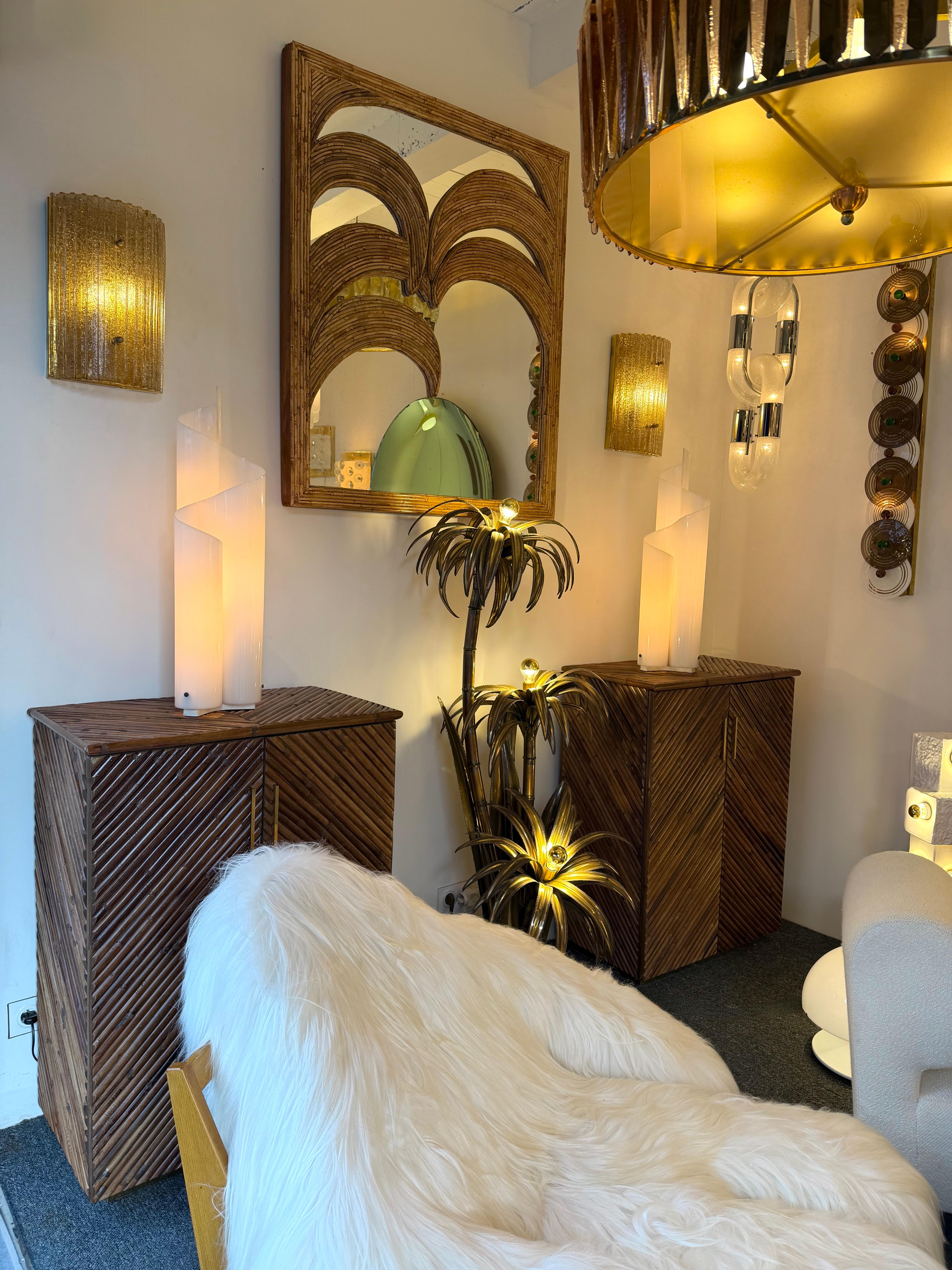 Coppia di lampade da tavolo, da comodino o da scrivania di design italiano Space Age Mid-Century Modern con base in metallo e metacrilato plastico bianco lucite. Design famosi come Carlo Nason, Venini, Vistosi, La Murrina, Aldo Nason, Mazzega,