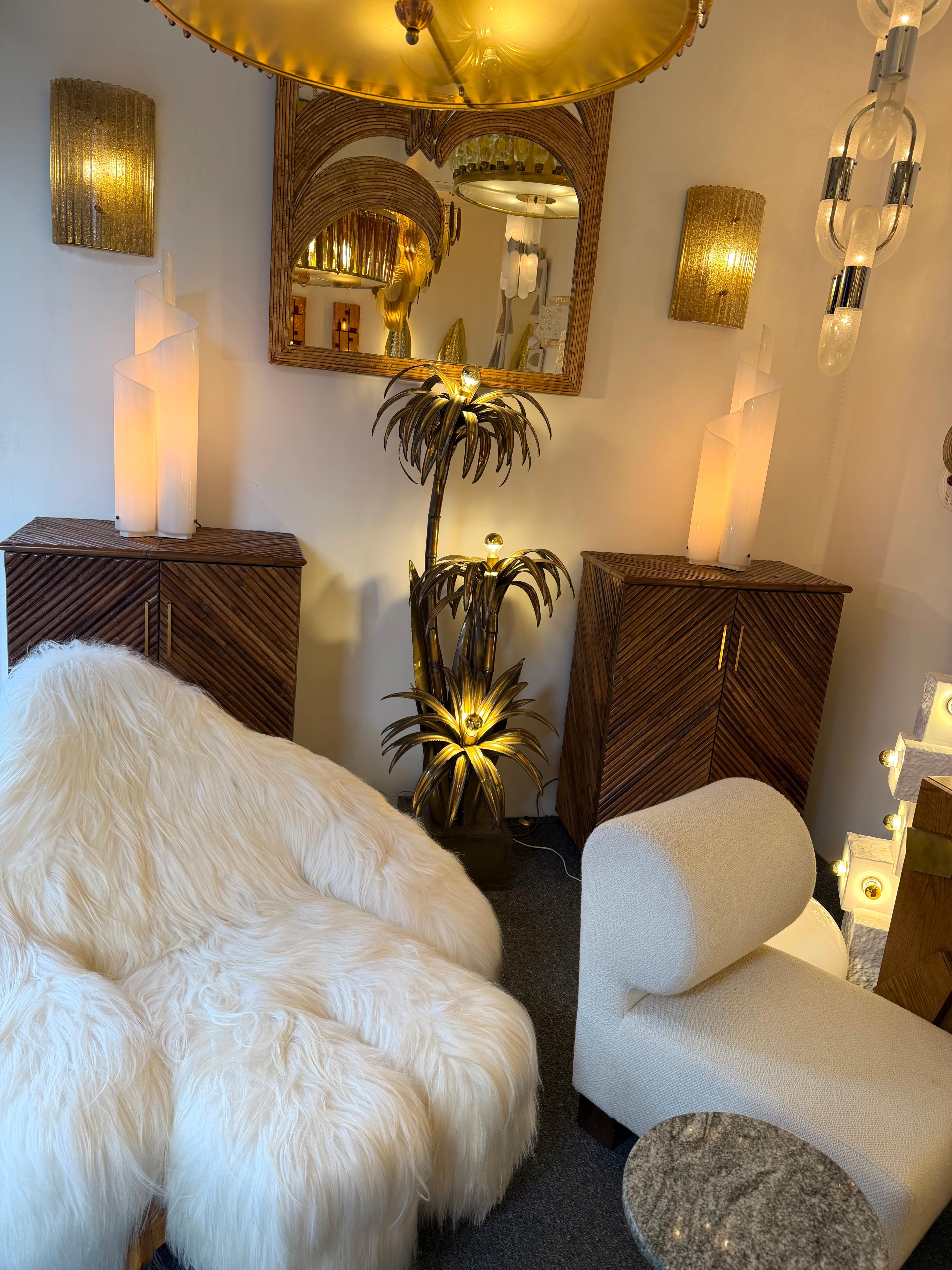 Mid-Century moderno Coppia di lampade Foglie di lucite bianca in metacrilato. Italia, anni '70 in vendita