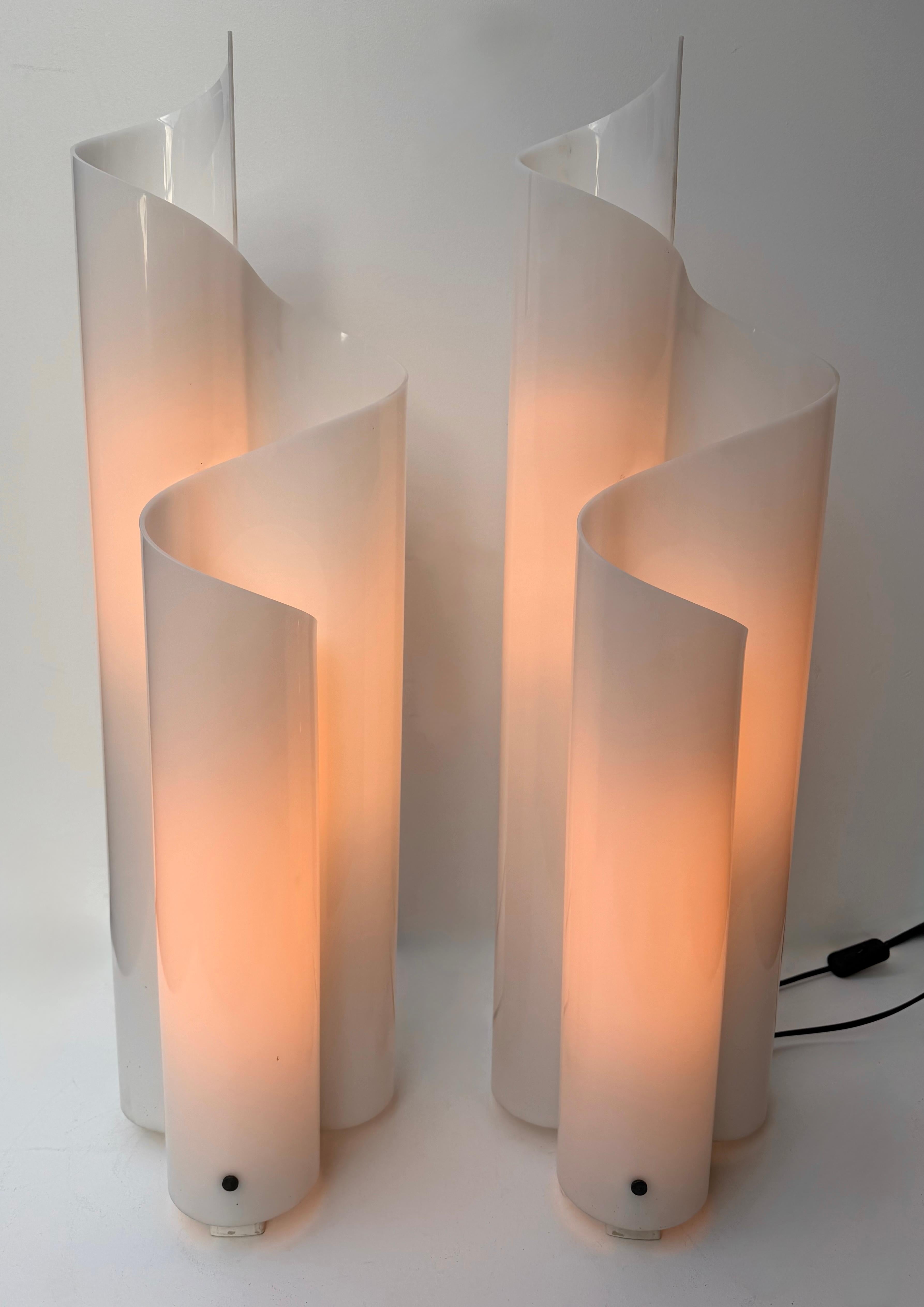 Italiano Coppia di lampade Foglie di lucite bianca in metacrilato. Italia, anni '70 in vendita