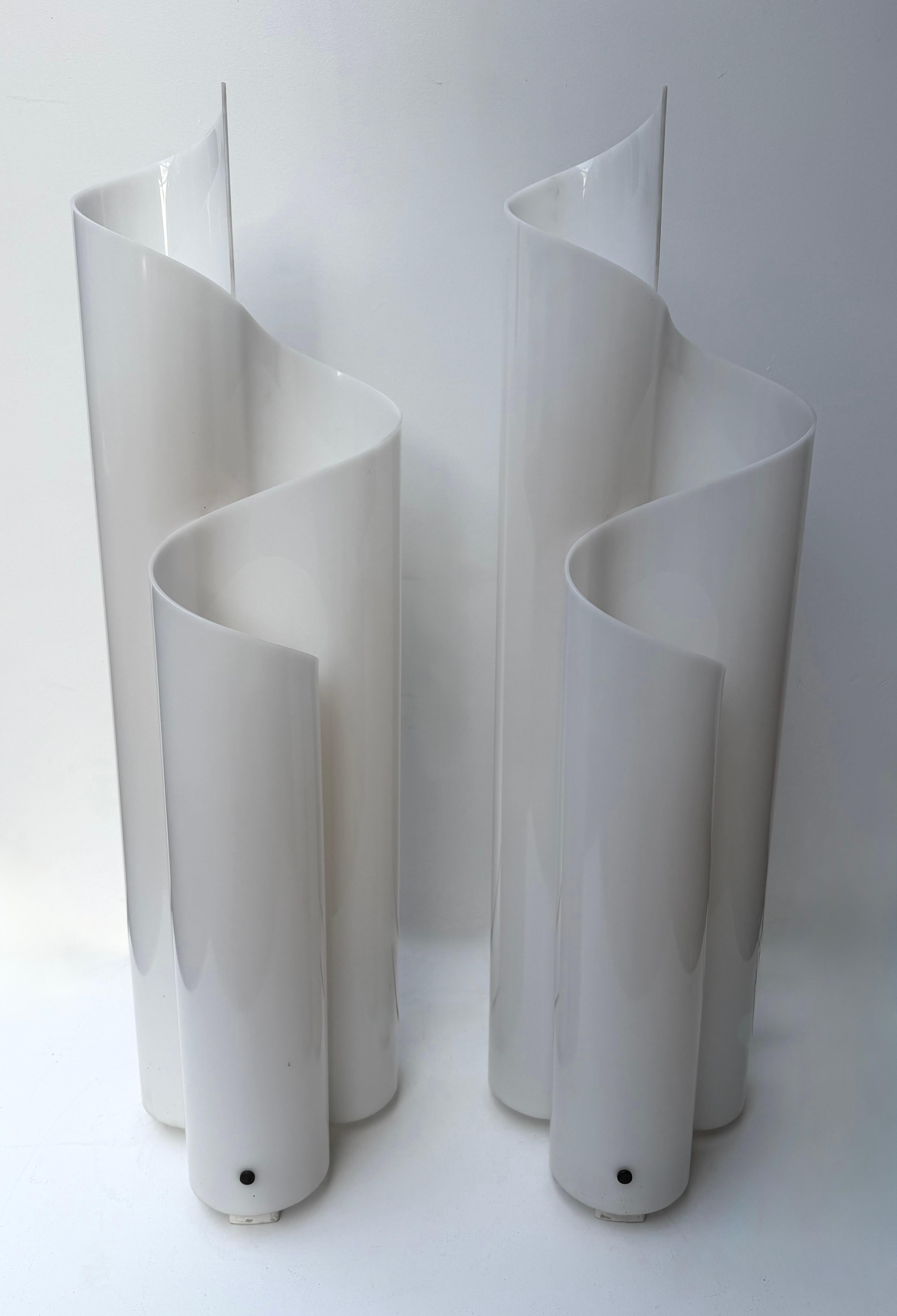 Coppia di lampade Foglie di lucite bianca in metacrilato. Italia, anni '70 In condizioni buone in vendita a SAINT-OUEN, FR