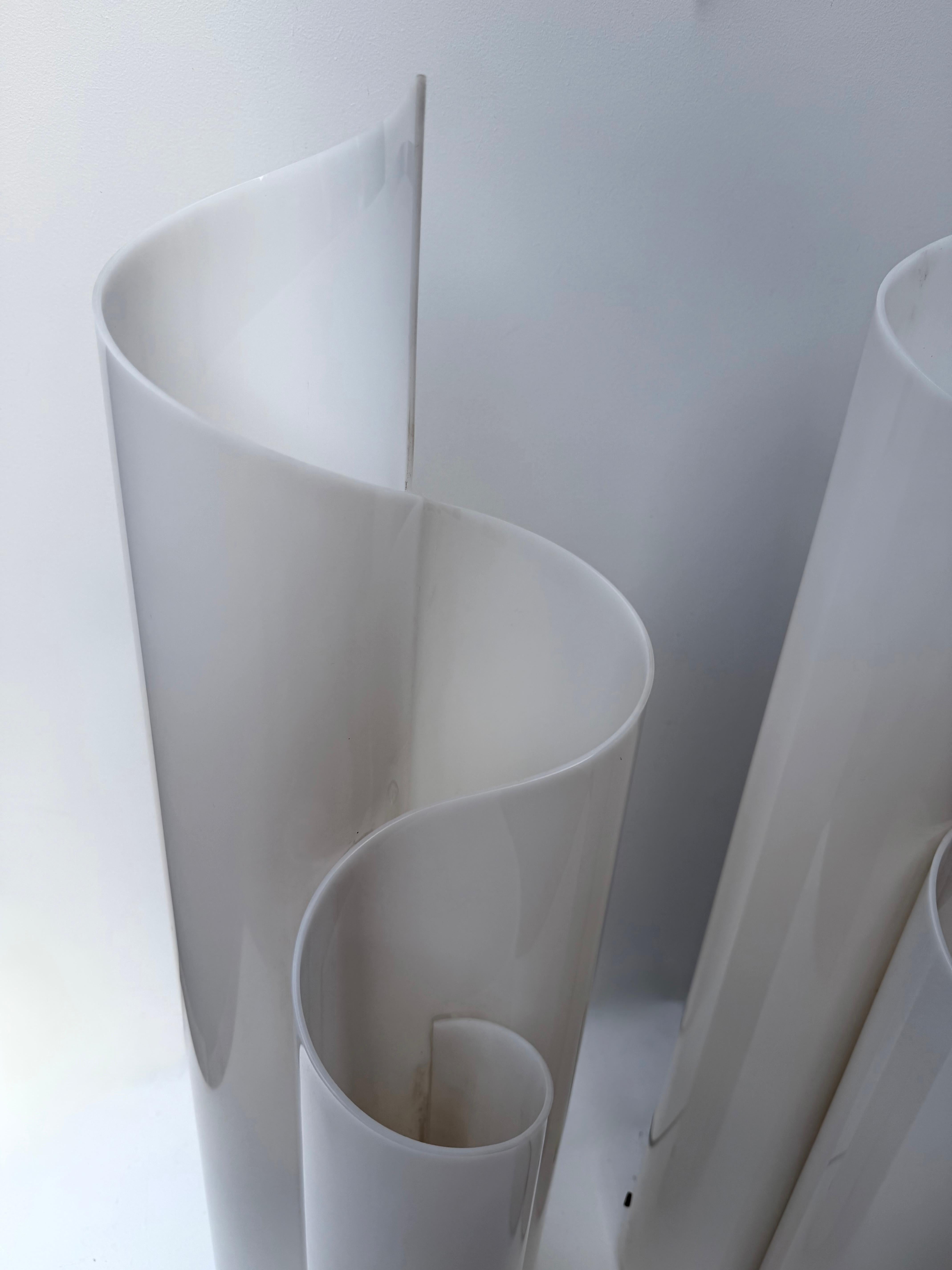 Fine XX secolo Coppia di lampade Foglie di lucite bianca in metacrilato. Italia, anni '70 in vendita