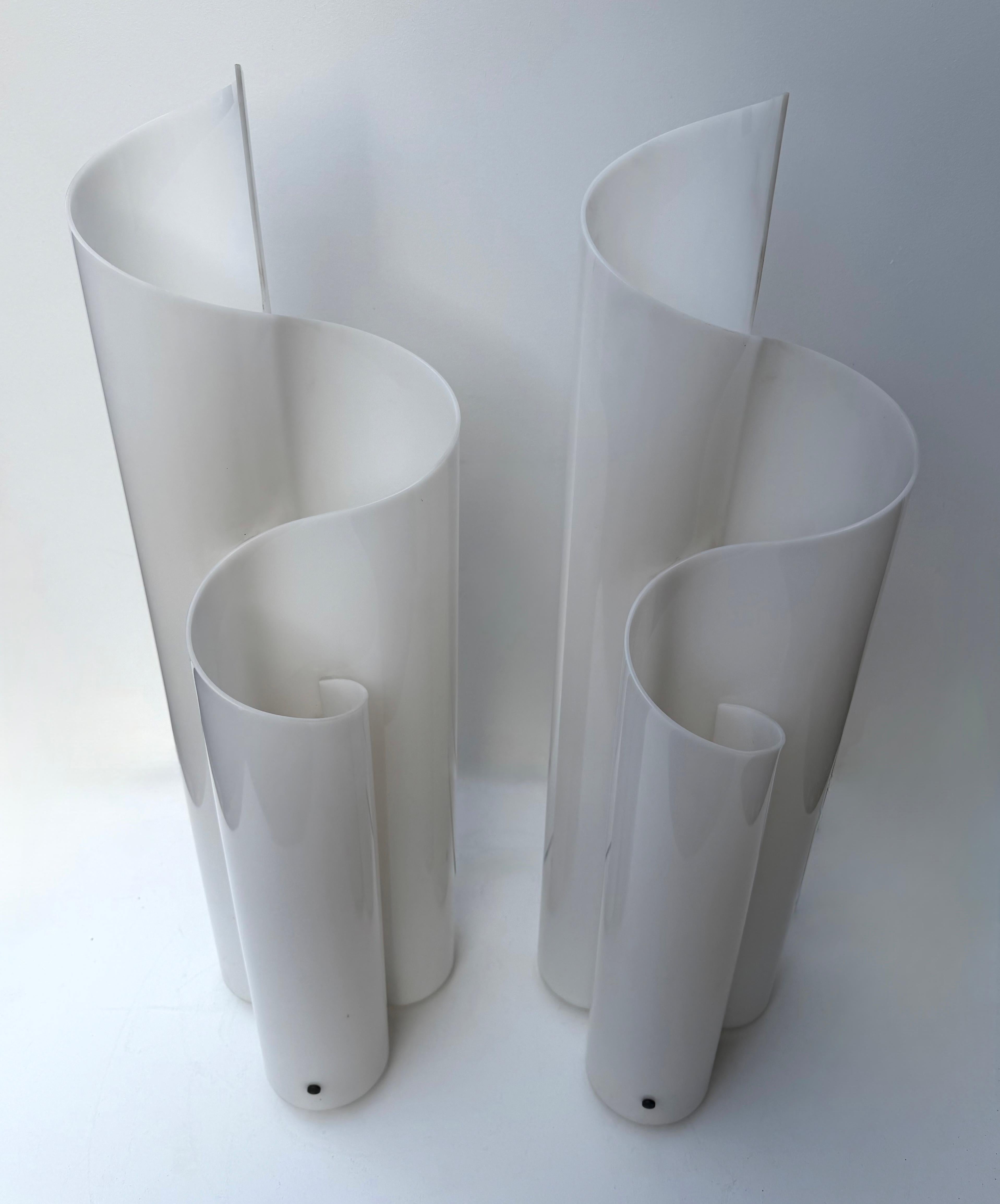 Metallo Coppia di lampade Foglie di lucite bianca in metacrilato. Italia, anni '70 in vendita