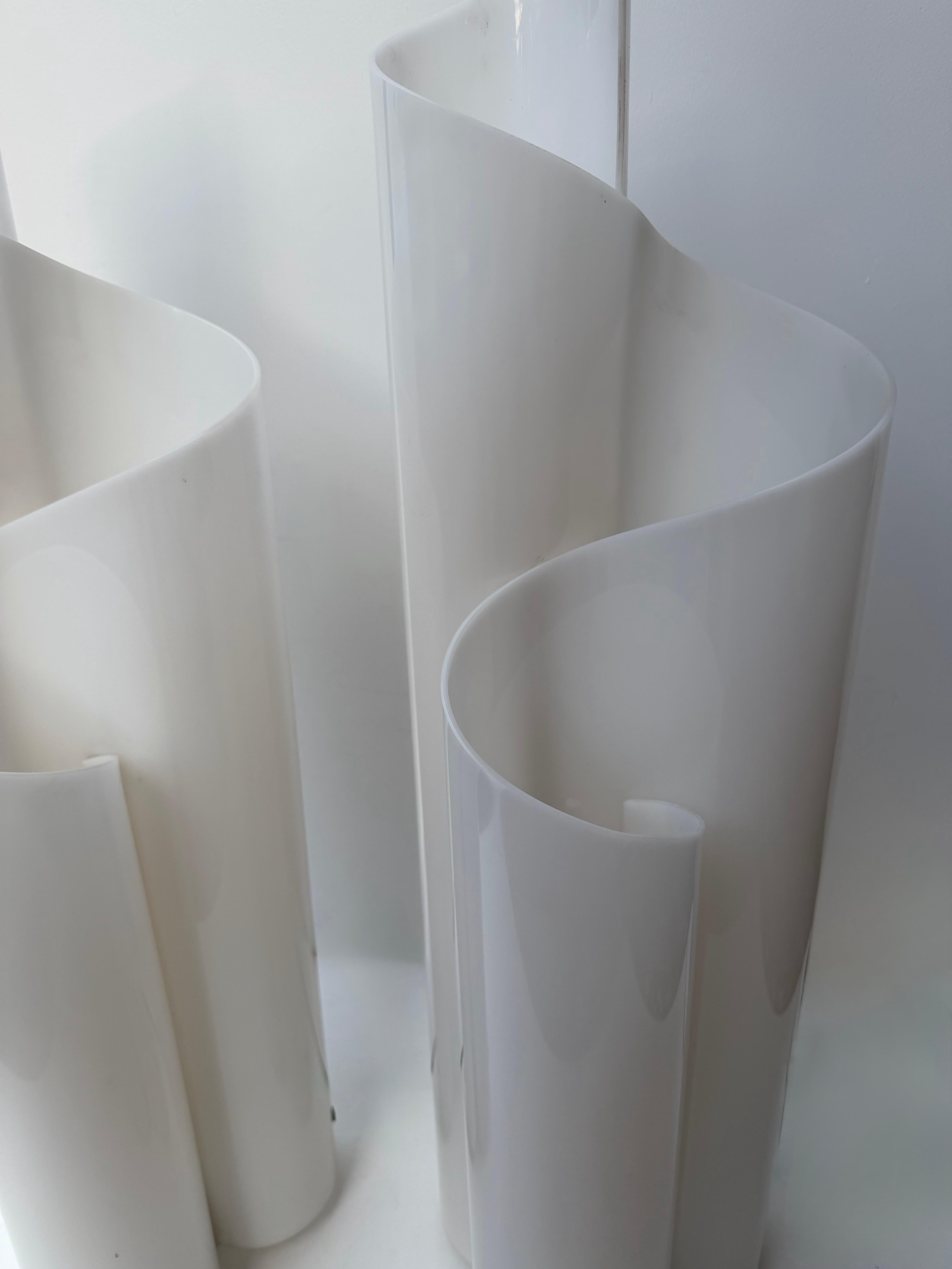 Coppia di lampade Foglie di lucite bianca in metacrilato. Italia, anni '70 in vendita 2