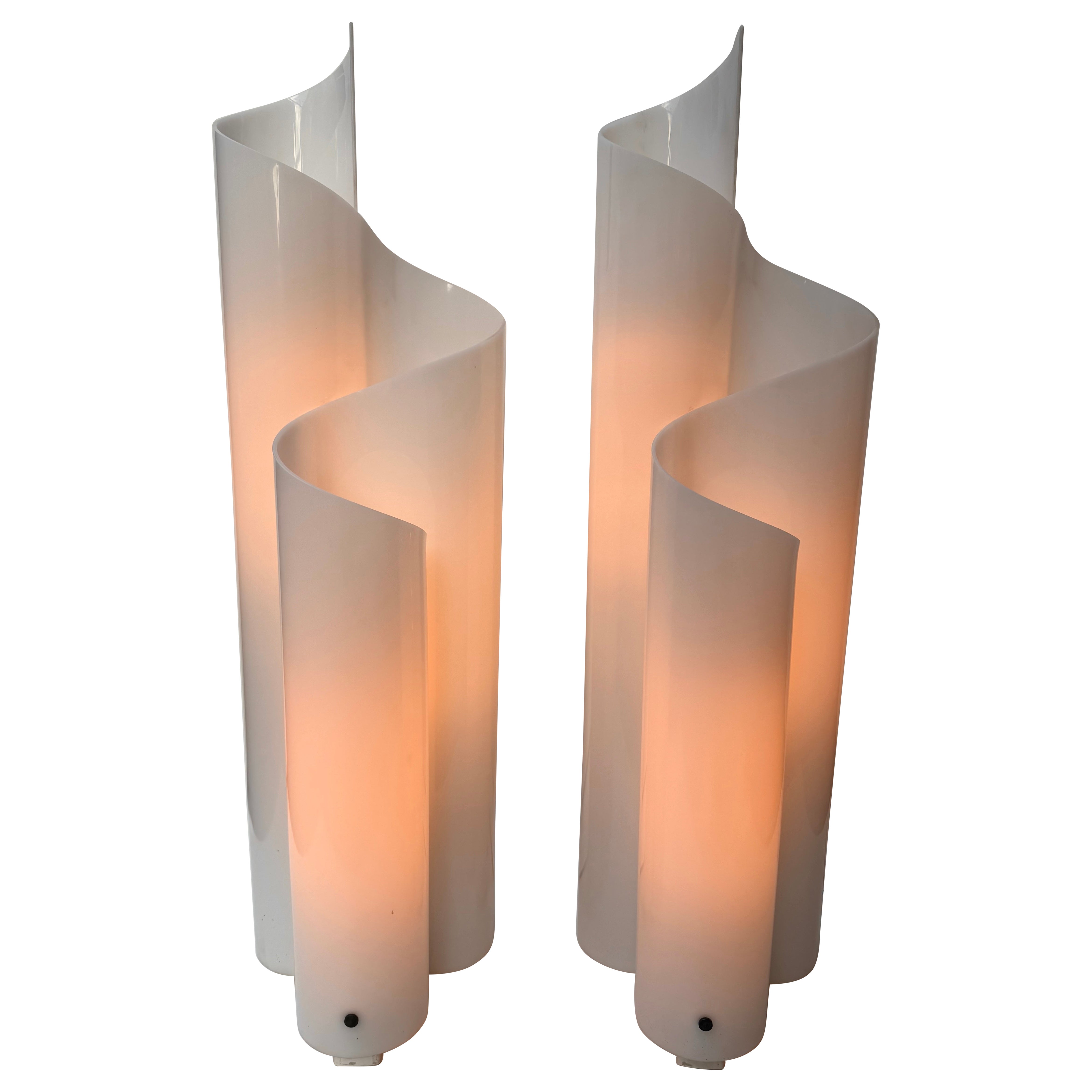 Coppia di lampade Foglie di lucite bianca in metacrilato. Italia, anni 
70 in vendita