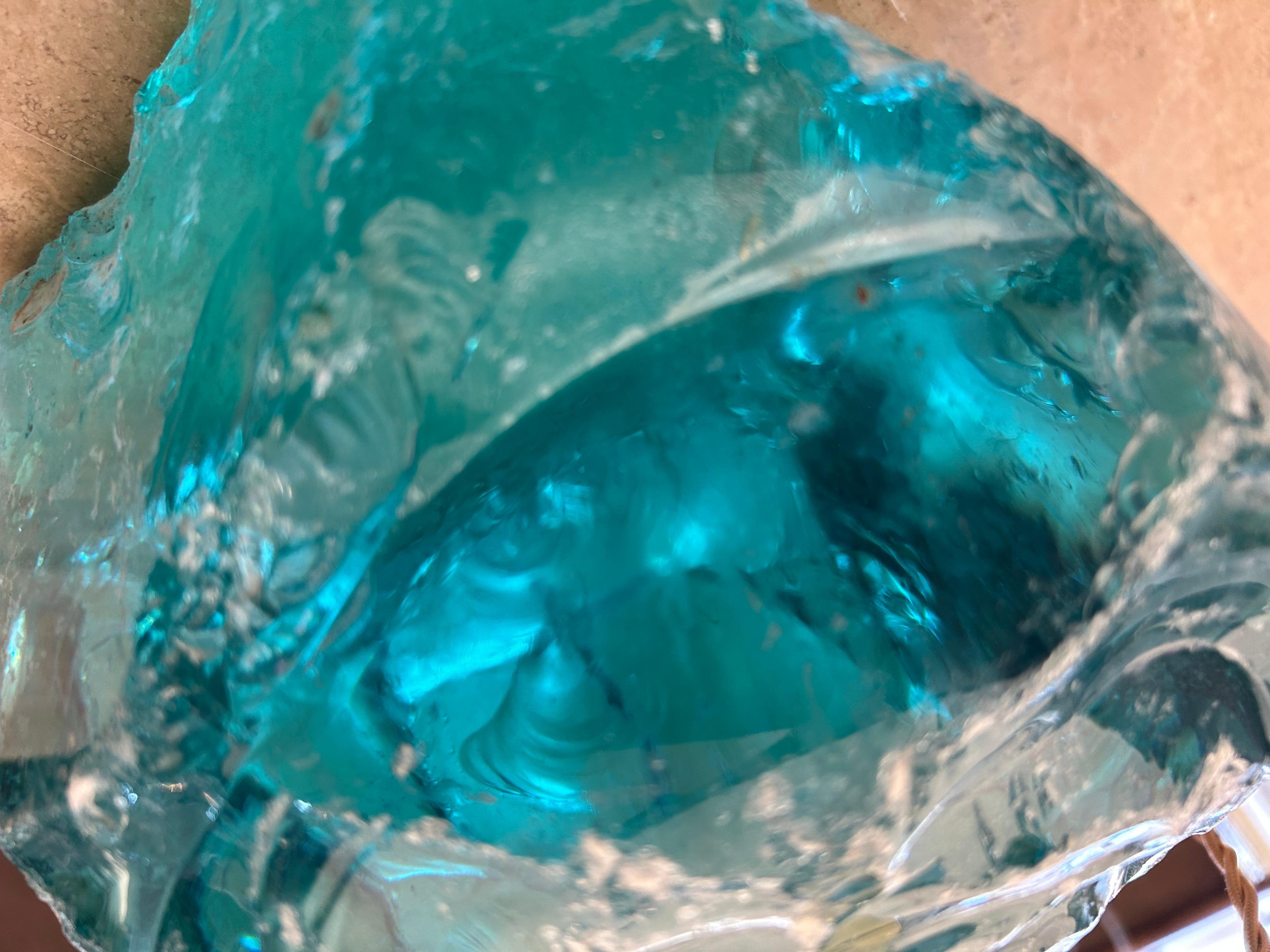 Paire de lampes en verre de Murano, verre brut.
Ce sont des pièces uniques, les lampes sont toutes différentes.
Dans le style du maître verrier Angelo Brotto.
Couleur vert turquoise translucide.
Ils peuvent être placés dans différents intérieurs