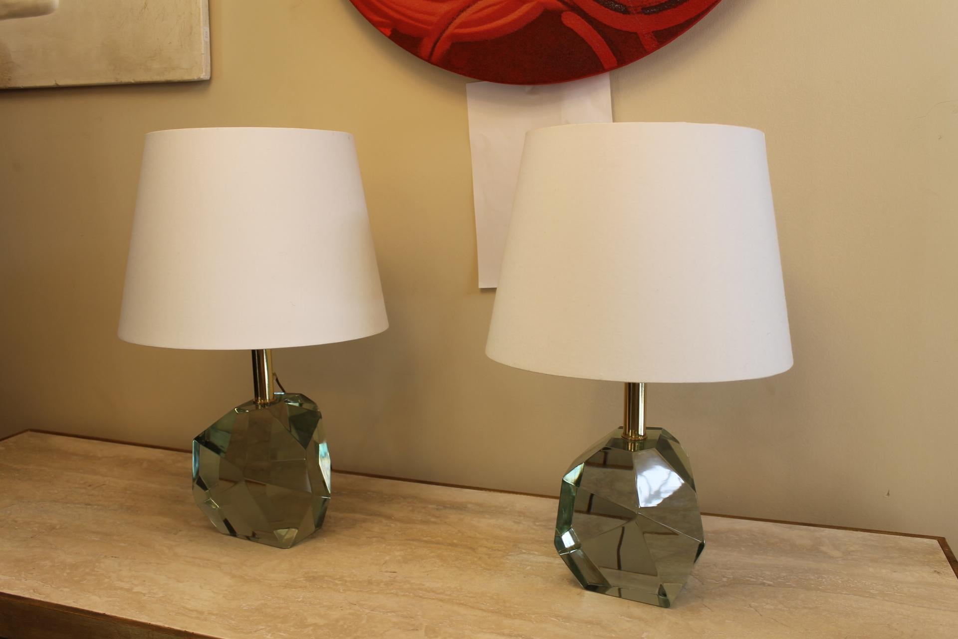 Pair of Murano glass lamps, emerald color, similar to pebbles. They are mounted in lamps with a white lampshade. An E 27 base bulb.
Pair of very elegant lamps.The originality is the glass which is cut like a pebble.
Translucent glass
They are