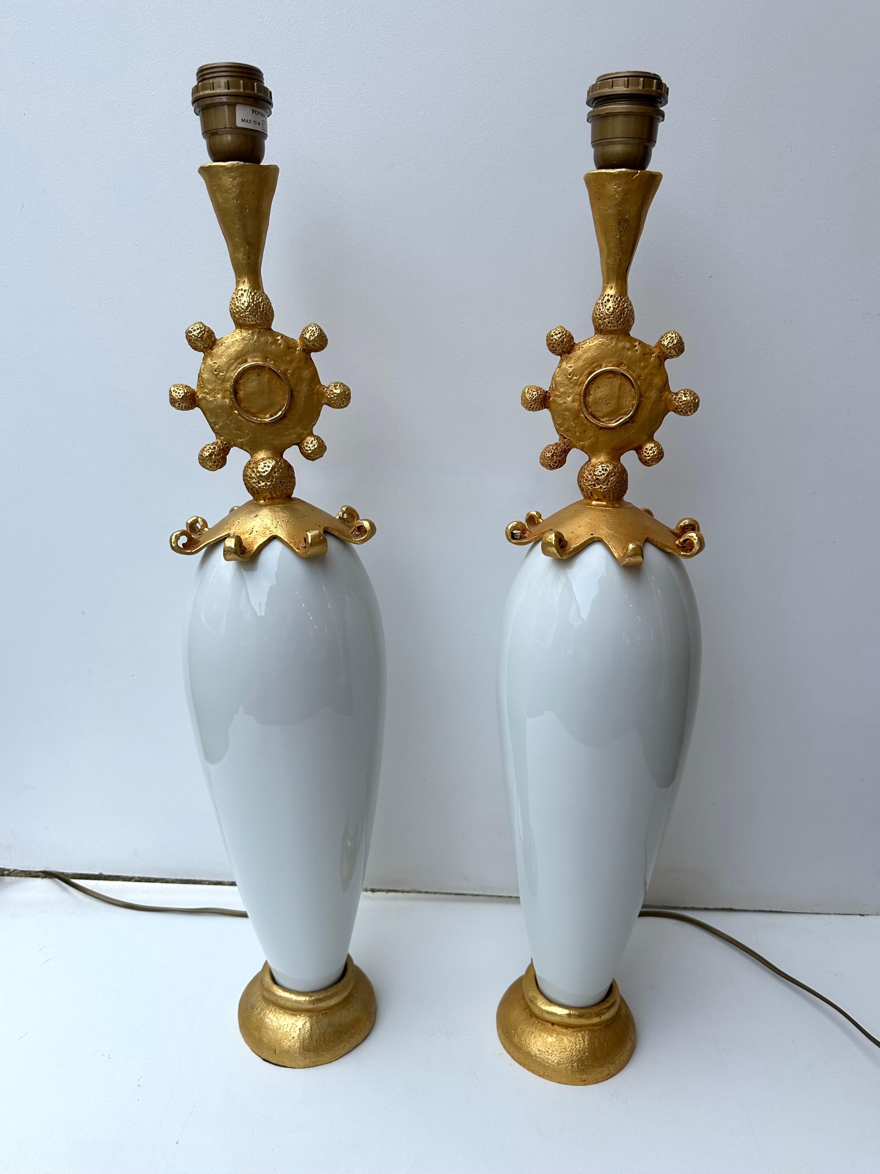 Rara coppia di lampade da tavolo o da comodino Sun in metallo dorato, stile bronzo e porcellana bianca in terracotta di Pierre Casenove per Fondica. Firma Casenove e timbro Fondica sulla base. Artisti famosi che hanno lavorato per la manifattura