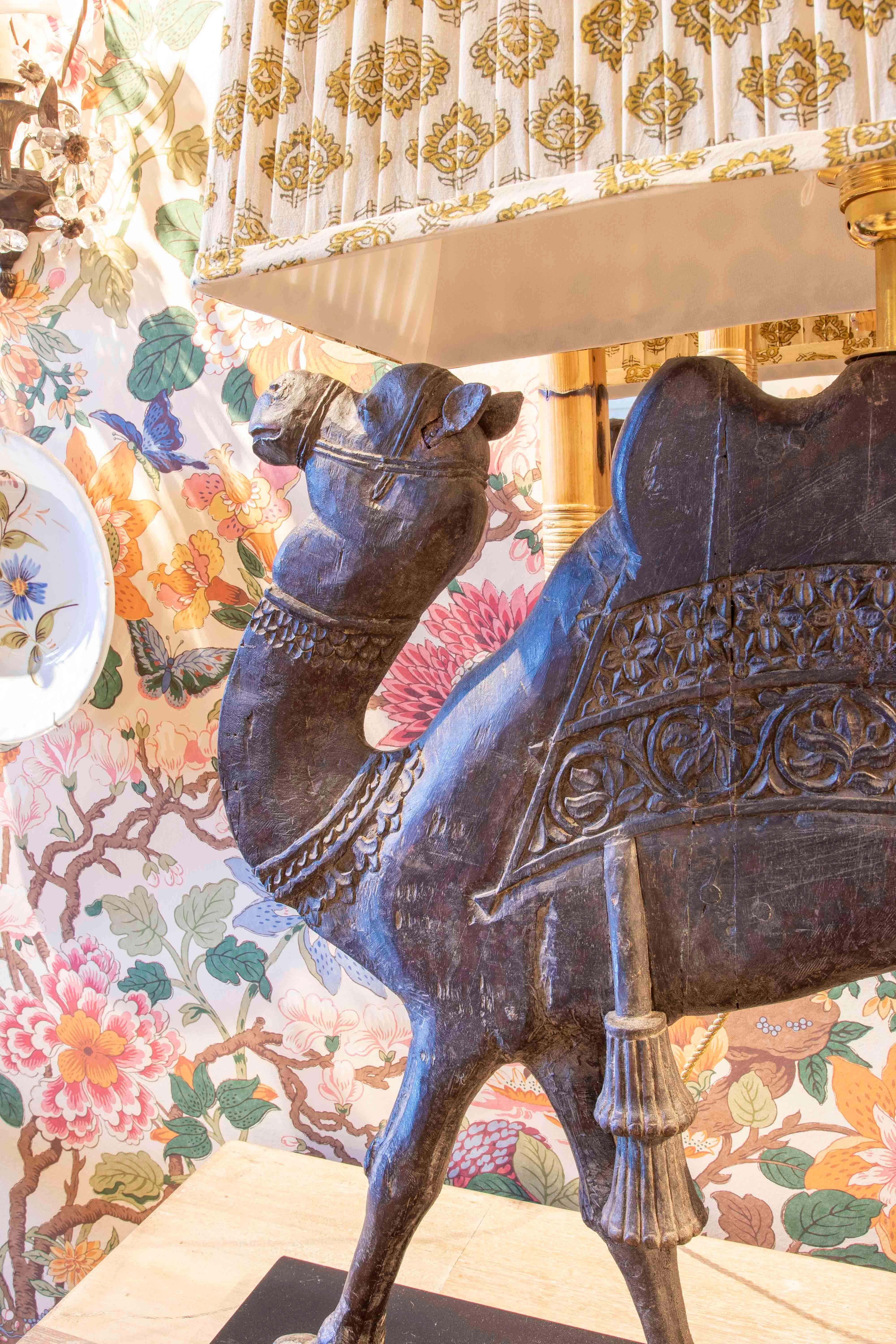 Pair of Lamps with Carved Wooden Camel Foot on Both Sides In Good Condition In Marbella, ES