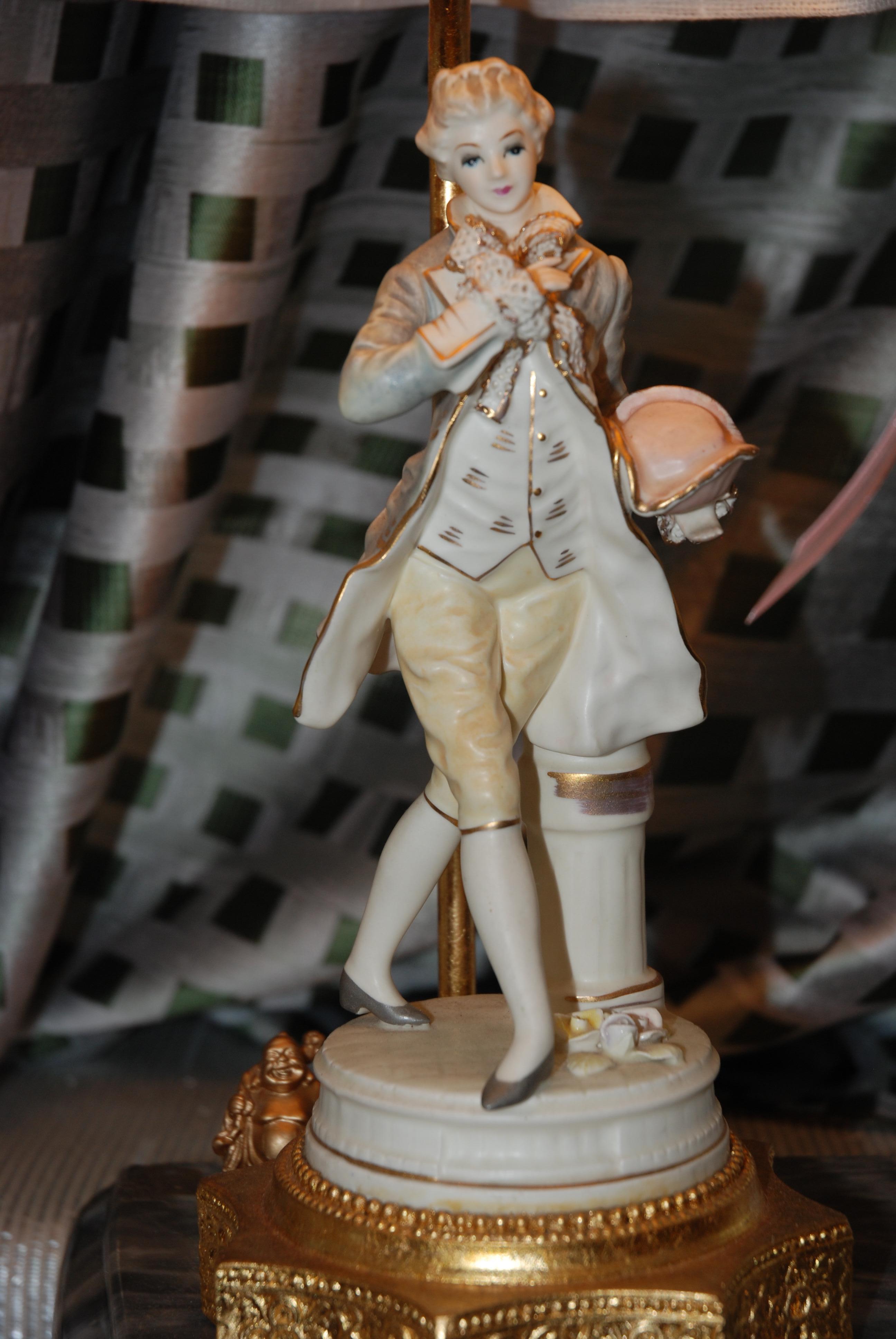 Louis XVI Paire de lampes avec figurines en porcelaine en vente