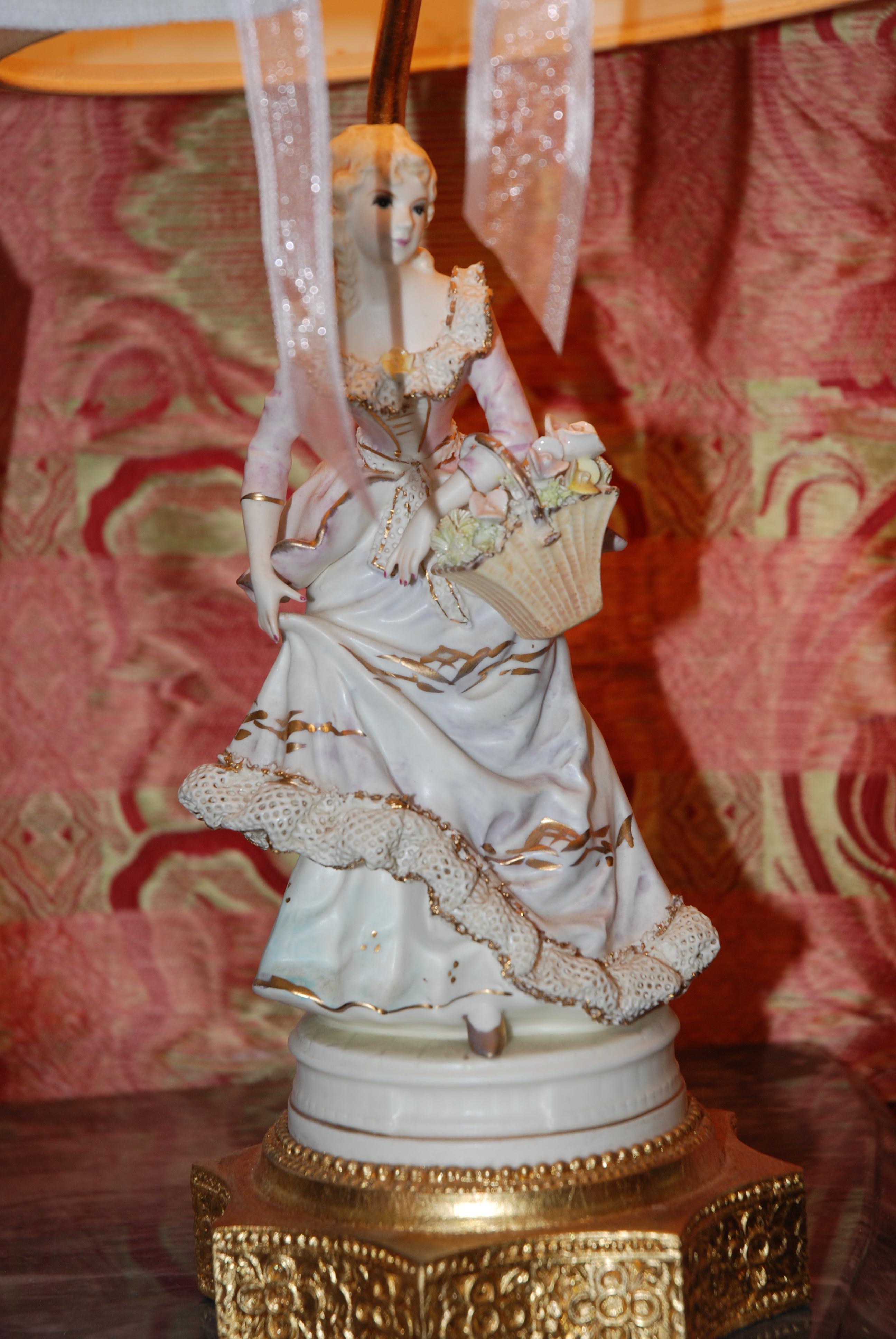 20ième siècle Paire de lampes avec figurines en porcelaine en vente