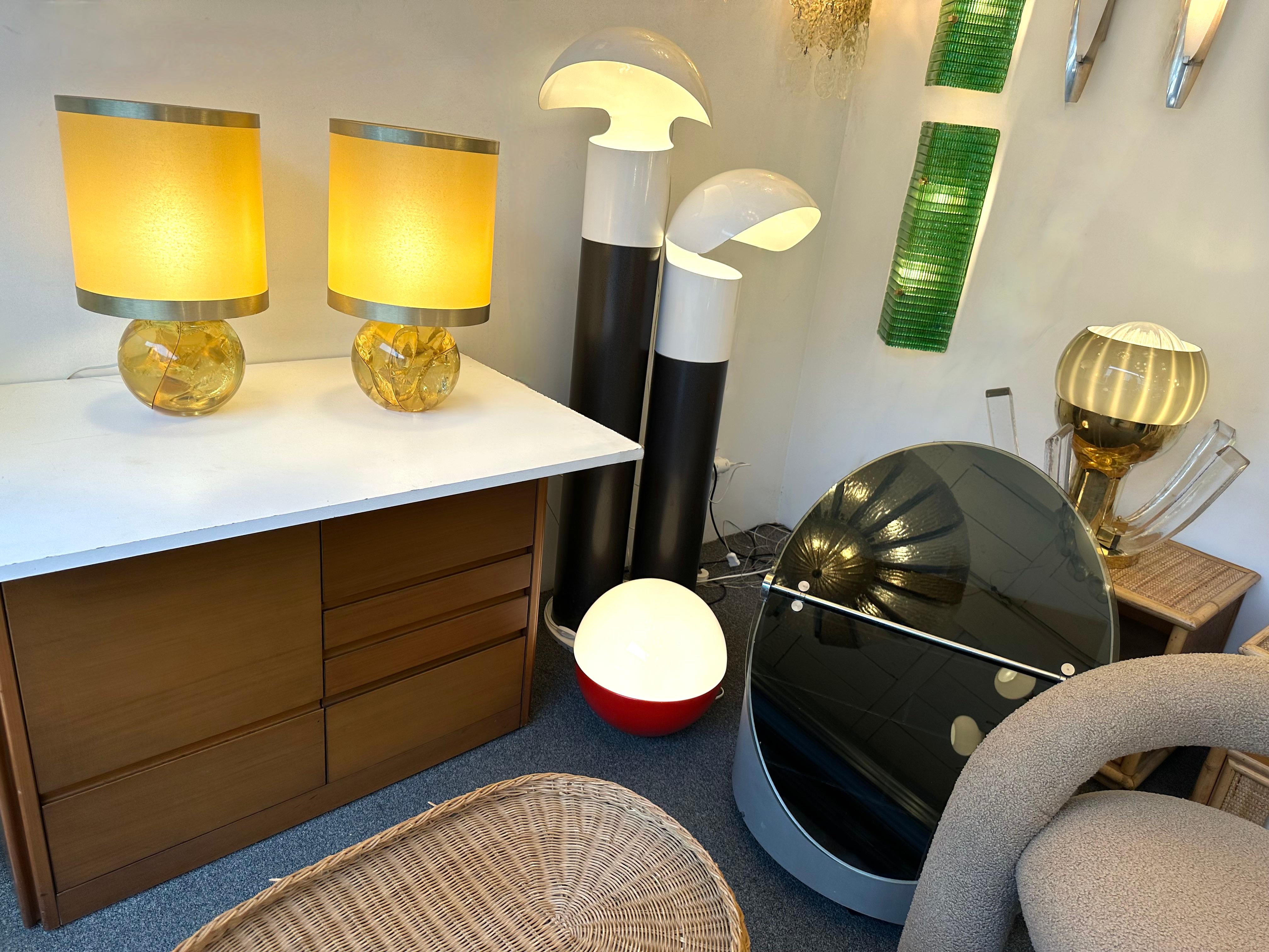 Mid-Century Modern Space age Paire de 2 lampes de table ou de chevet en résine fractale jaune, beaux abat-jours d'origine avec cercle en laiton, des années 1970 par l'artiste François Godebski. Des designers célèbres comme Pierre Giraudon, Marie