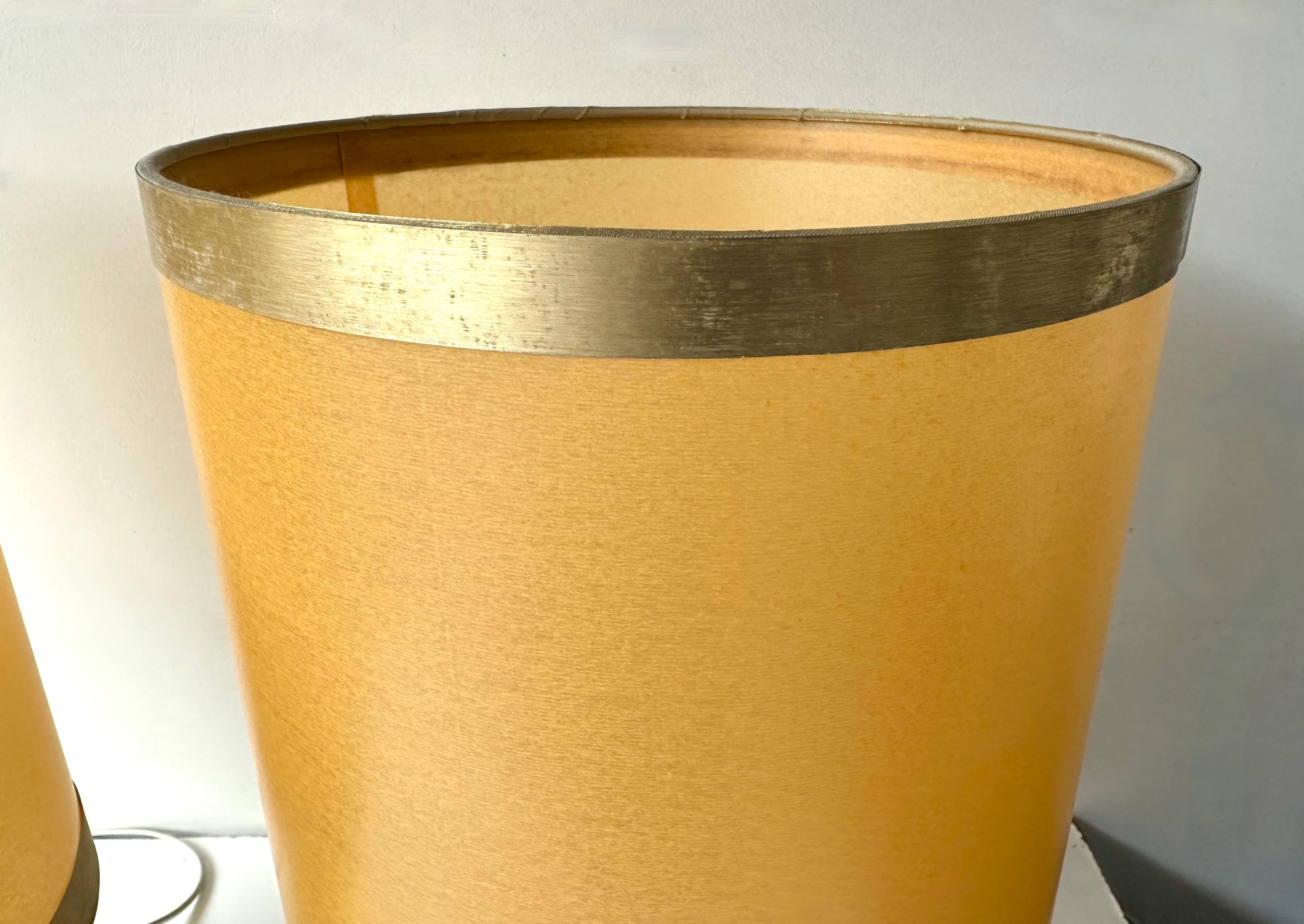 Laiton Paire de lampes en résine fractale jaune par François Godebski , France, années 1970 en vente