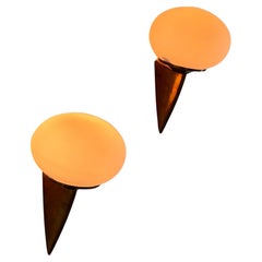 Coppia di lampade da parete "Lancia" in ottone e vetro opalino di Stilux Milano, anni '60