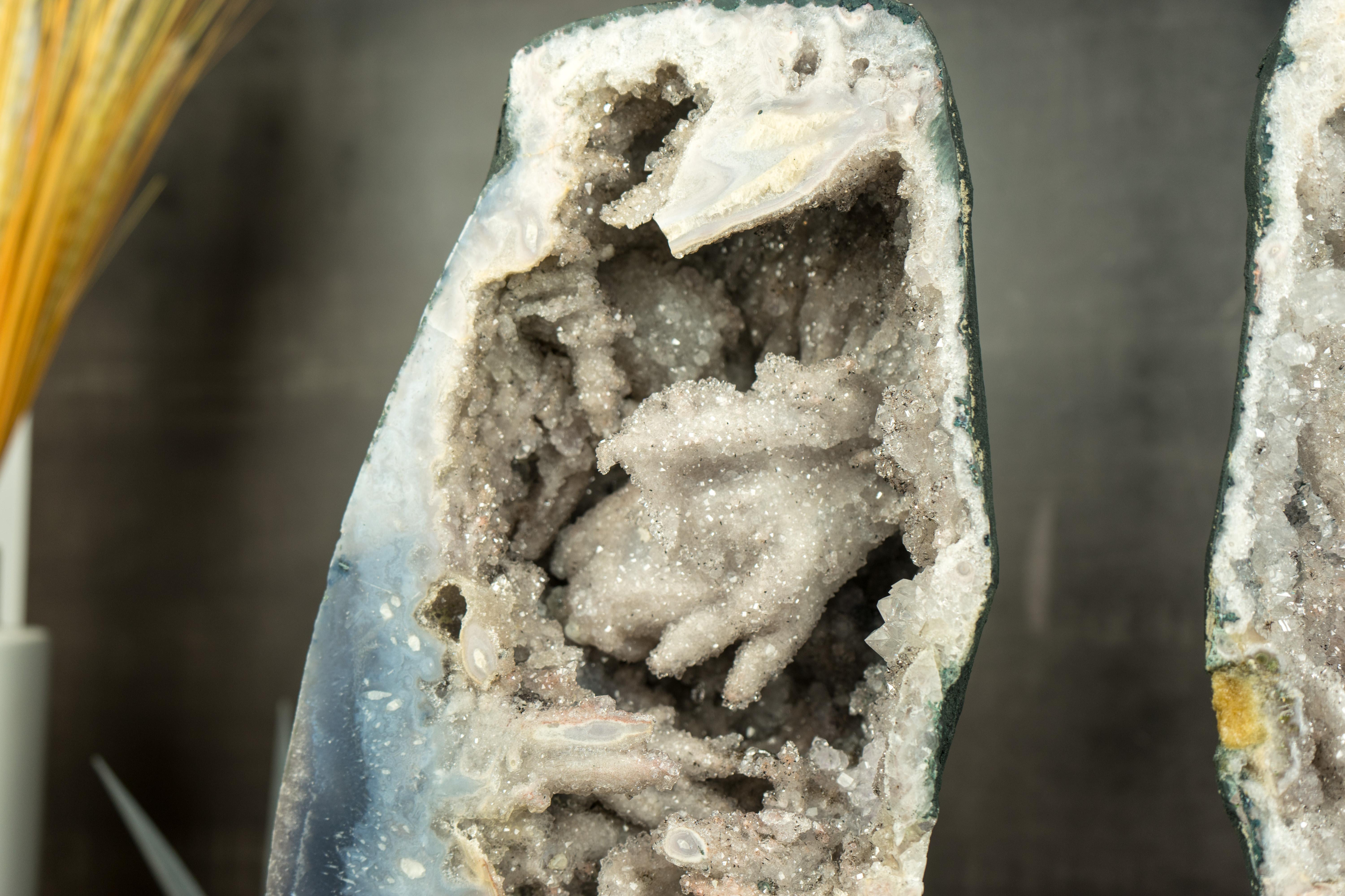 Paire de géodes en agate bleue des mers avec quartz de cristal ps. d'après Anhydrite en vente 7