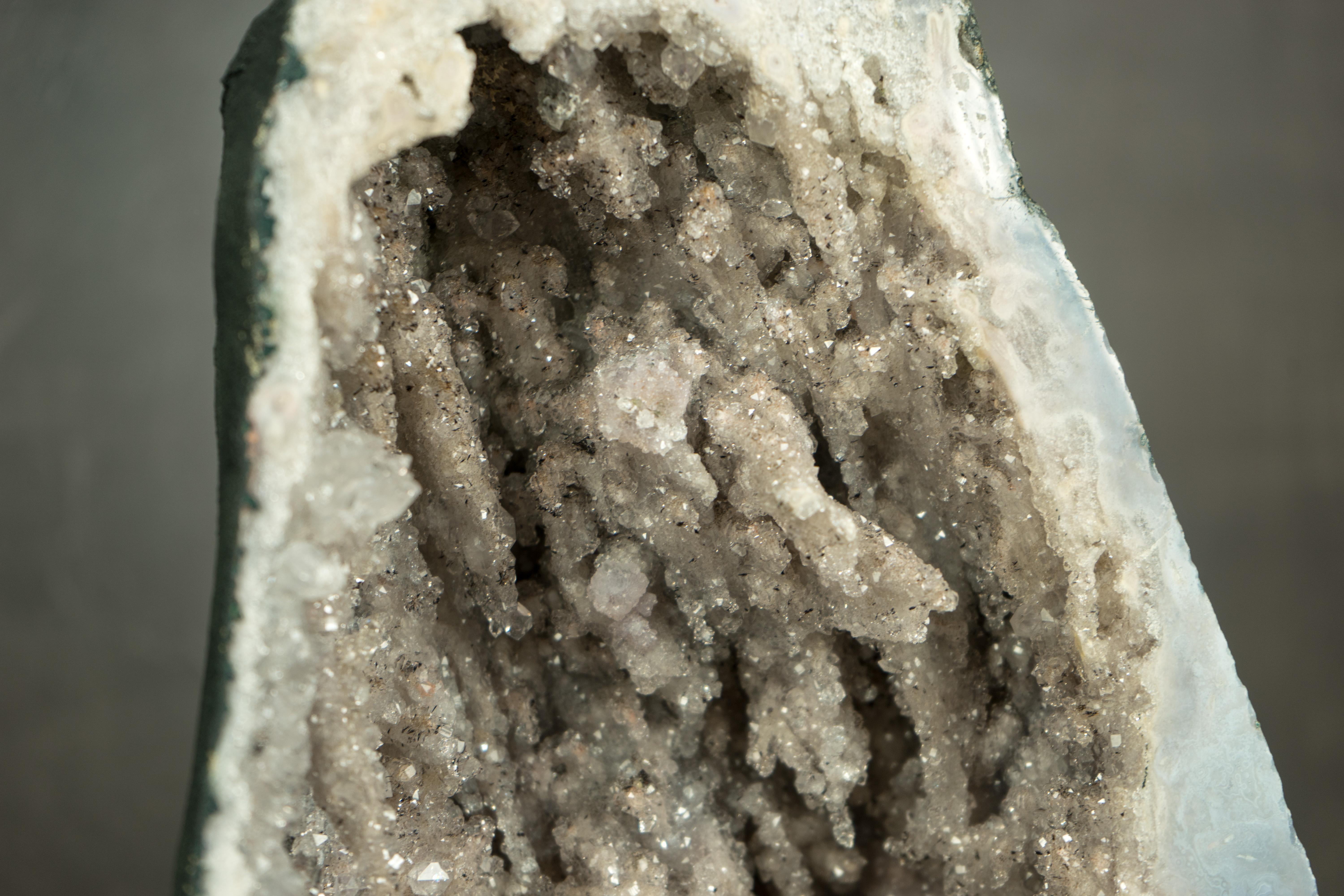 XXIe siècle et contemporain Paire de géodes en agate bleue des mers avec quartz de cristal ps. d'après Anhydrite en vente