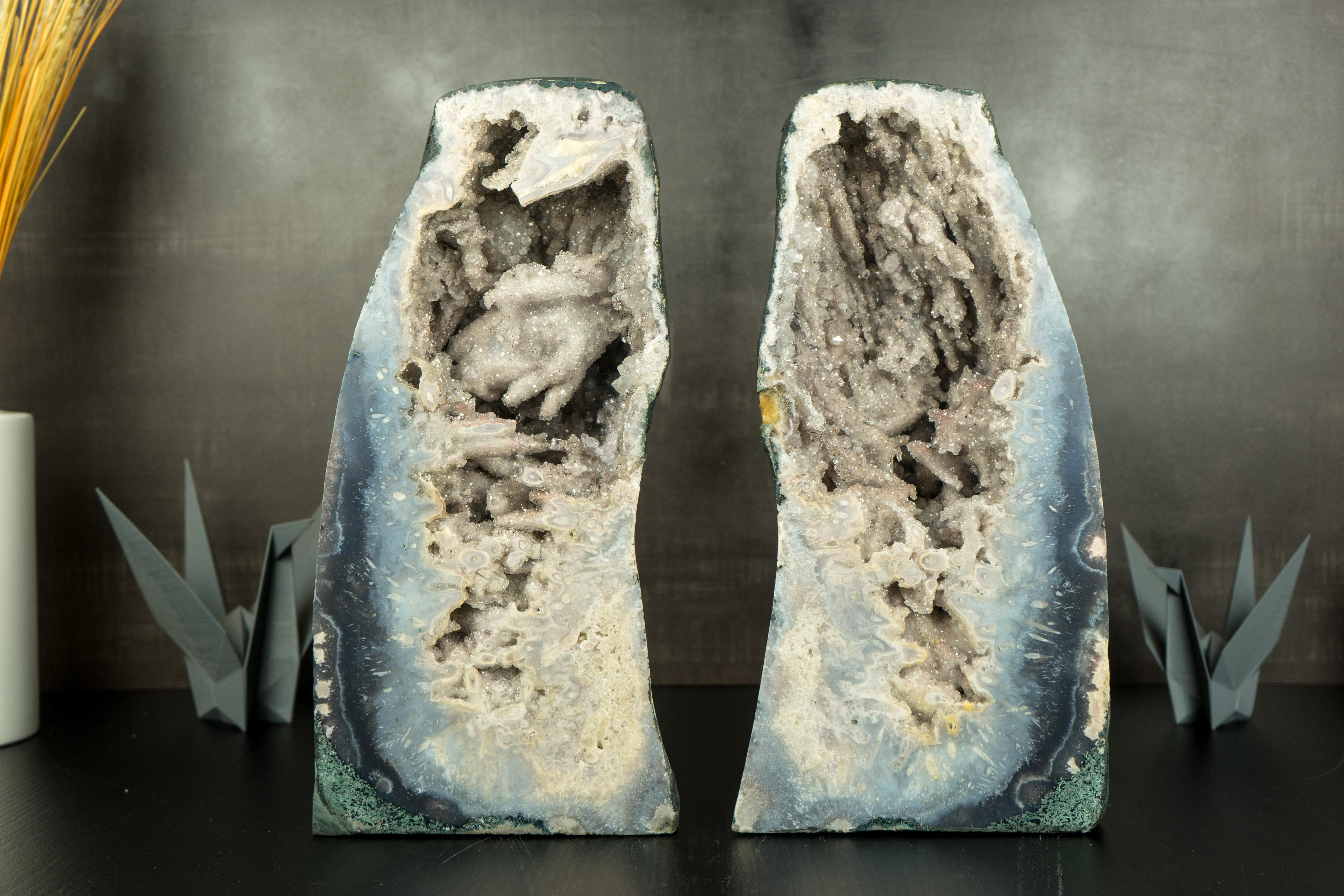 Agate Paire de géodes en agate bleue des mers avec quartz de cristal ps. d'après Anhydrite en vente