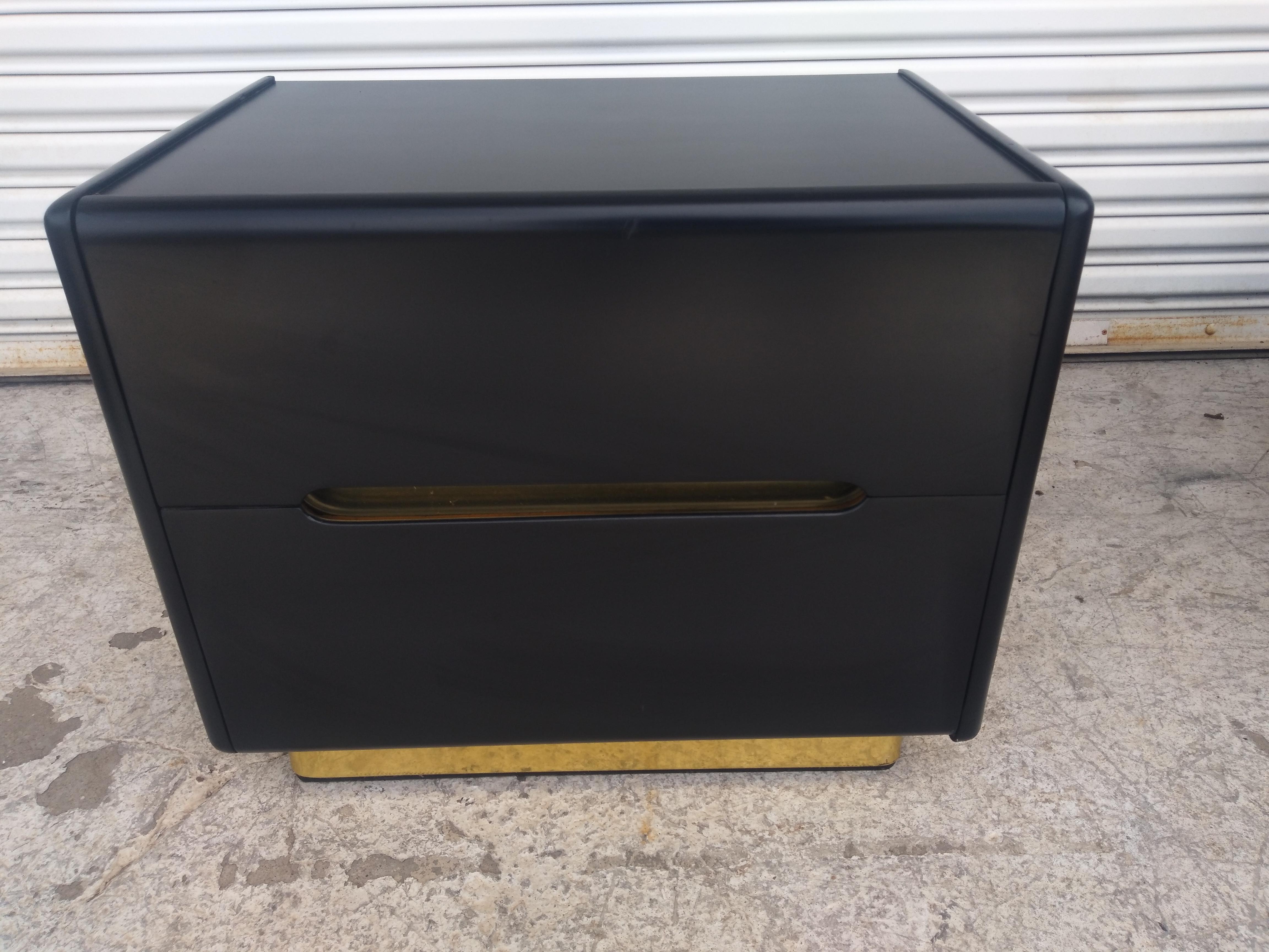 Moderno Coppia di comodini Lane Furniture in lacca nera e ottone in vendita