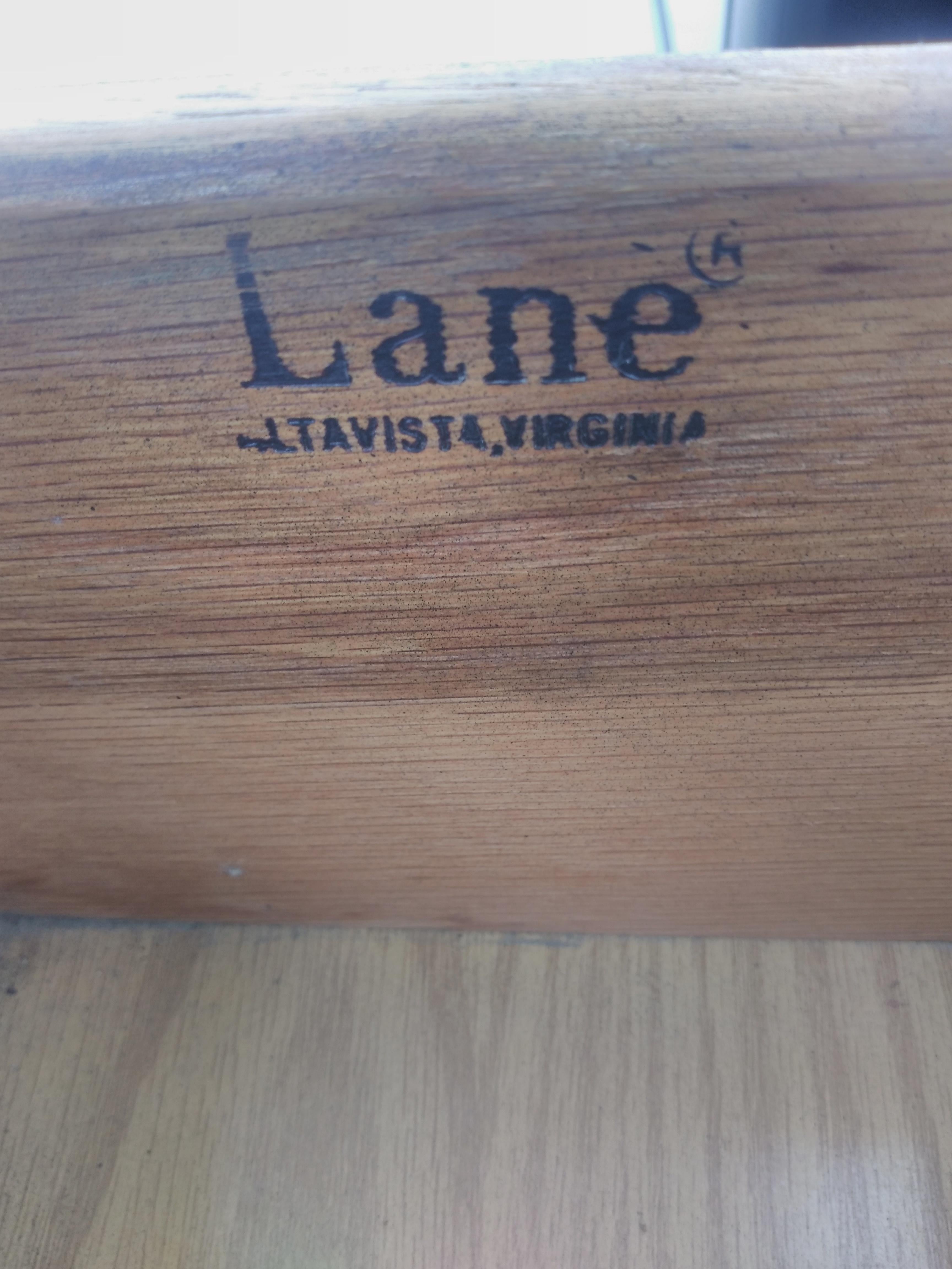 Americano Coppia di comodini Lane Furniture in lacca nera e ottone in vendita