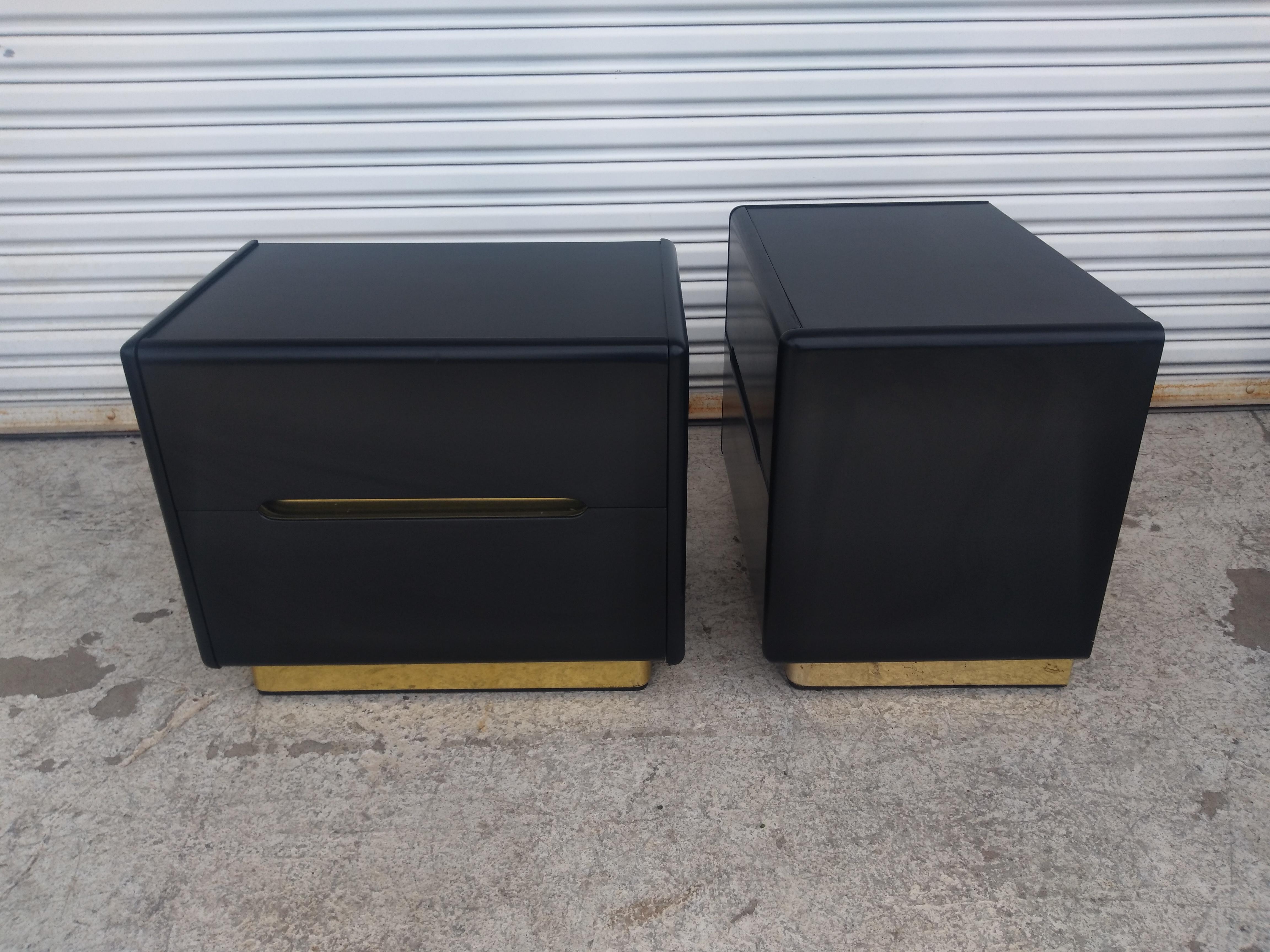 XX secolo Coppia di comodini Lane Furniture in lacca nera e ottone in vendita