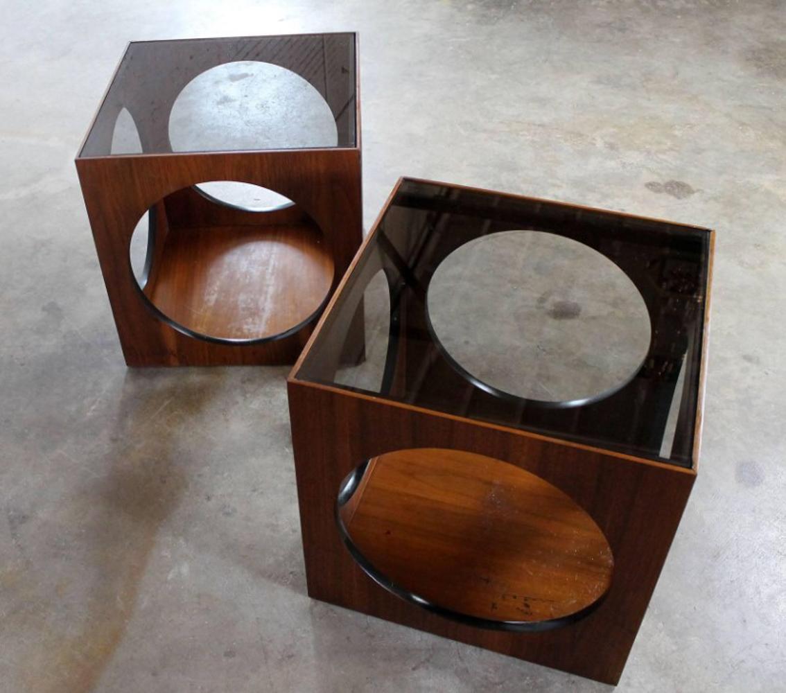 Pair of Lane Mid Century Cube Side End Tables Nightstands Walnut & Smoked Glass In Good Condition In Philadelphia, PA