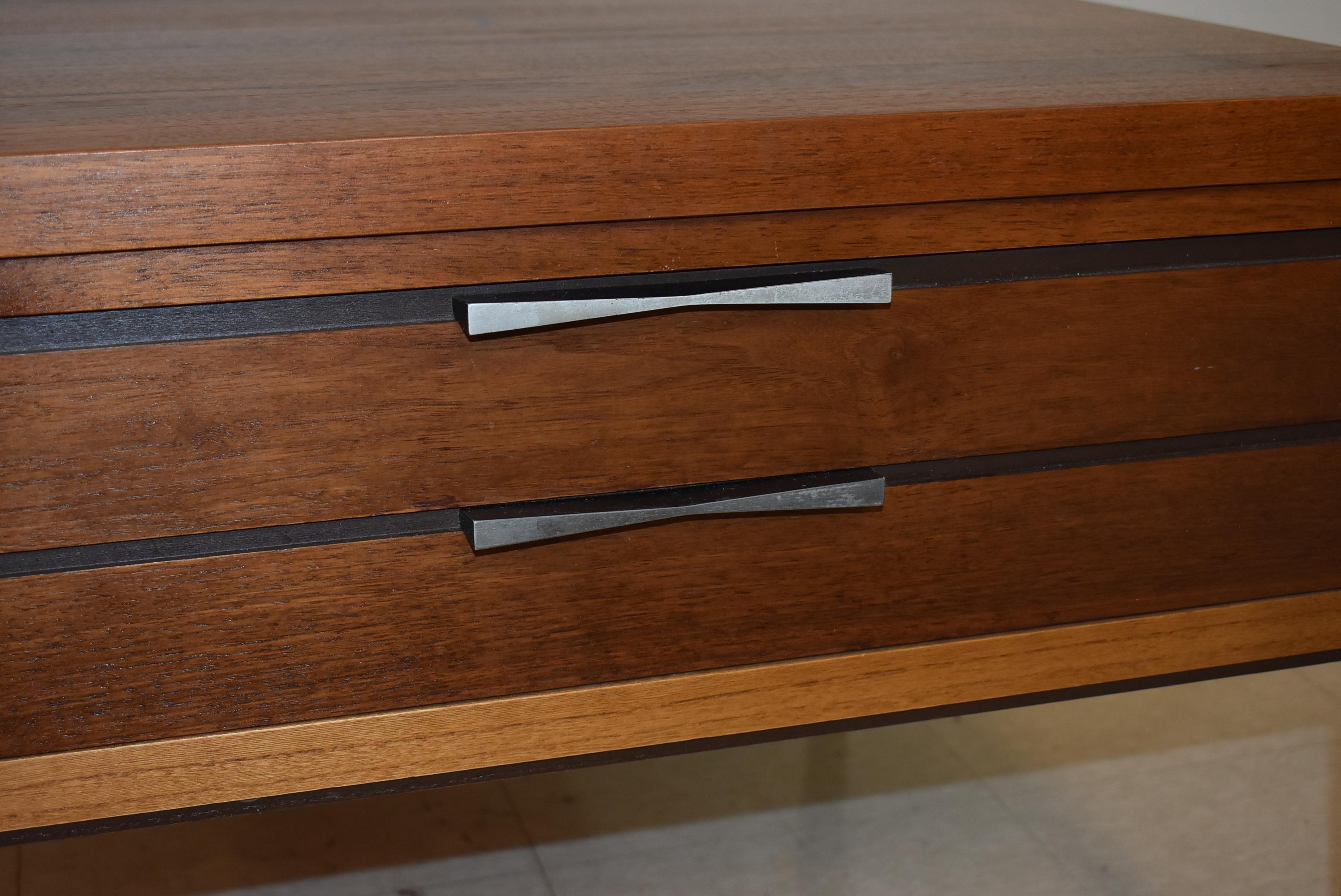 Schöne Lane's Tuxedo Nussbaum Beistelltische oder -ständer mit eingelegten Palisanderschleifen auf der Platte, gebürstetem Stahl und ebonisierten Griffen im Schleifendesign und eleganten, konischen Beinen. Markenzeichen Altavista, Va in den