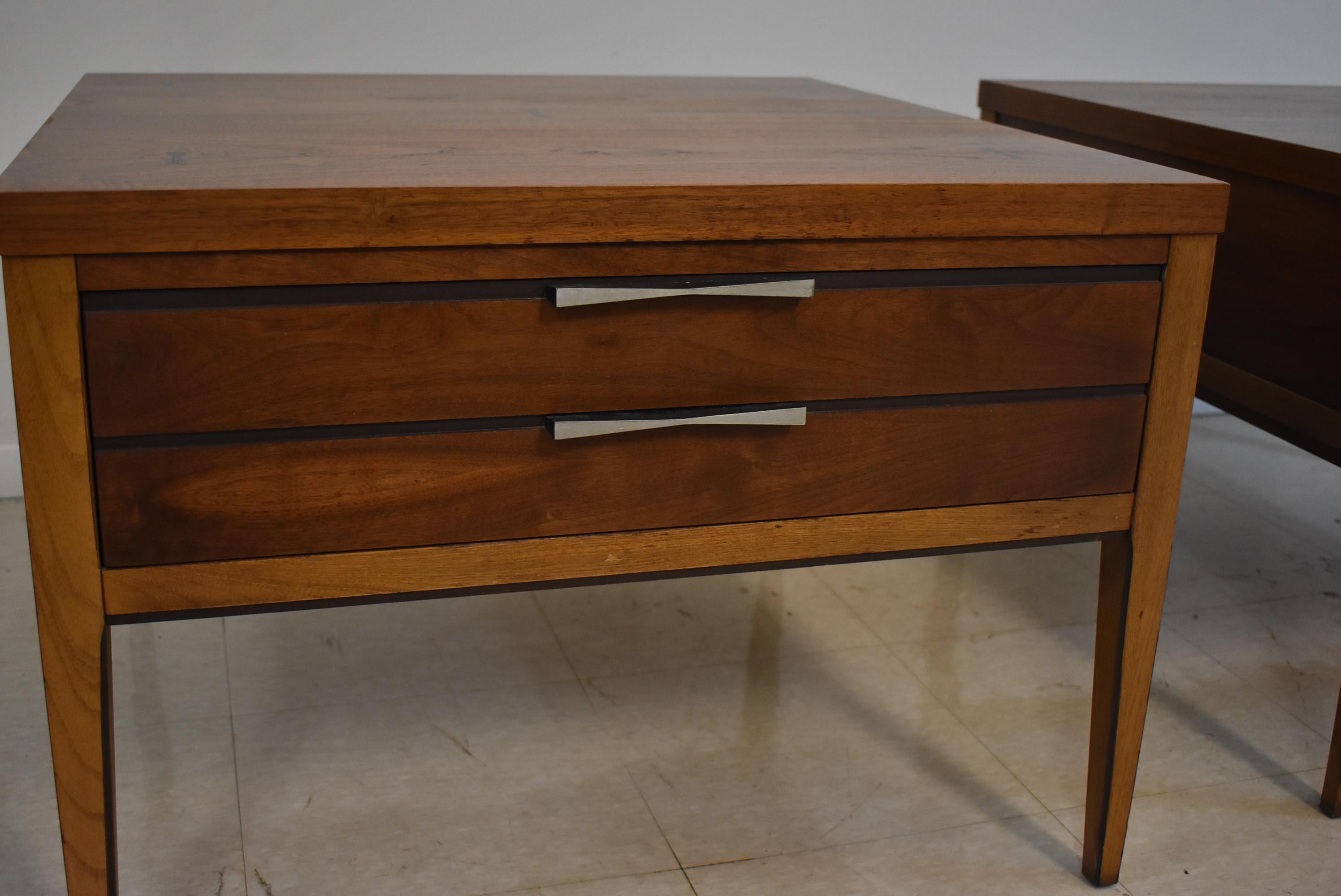 Paar Lane Mid-Century Modern Smoking-Beistelltische aus Nussbaumholz (Moderne der Mitte des Jahrhunderts) im Angebot