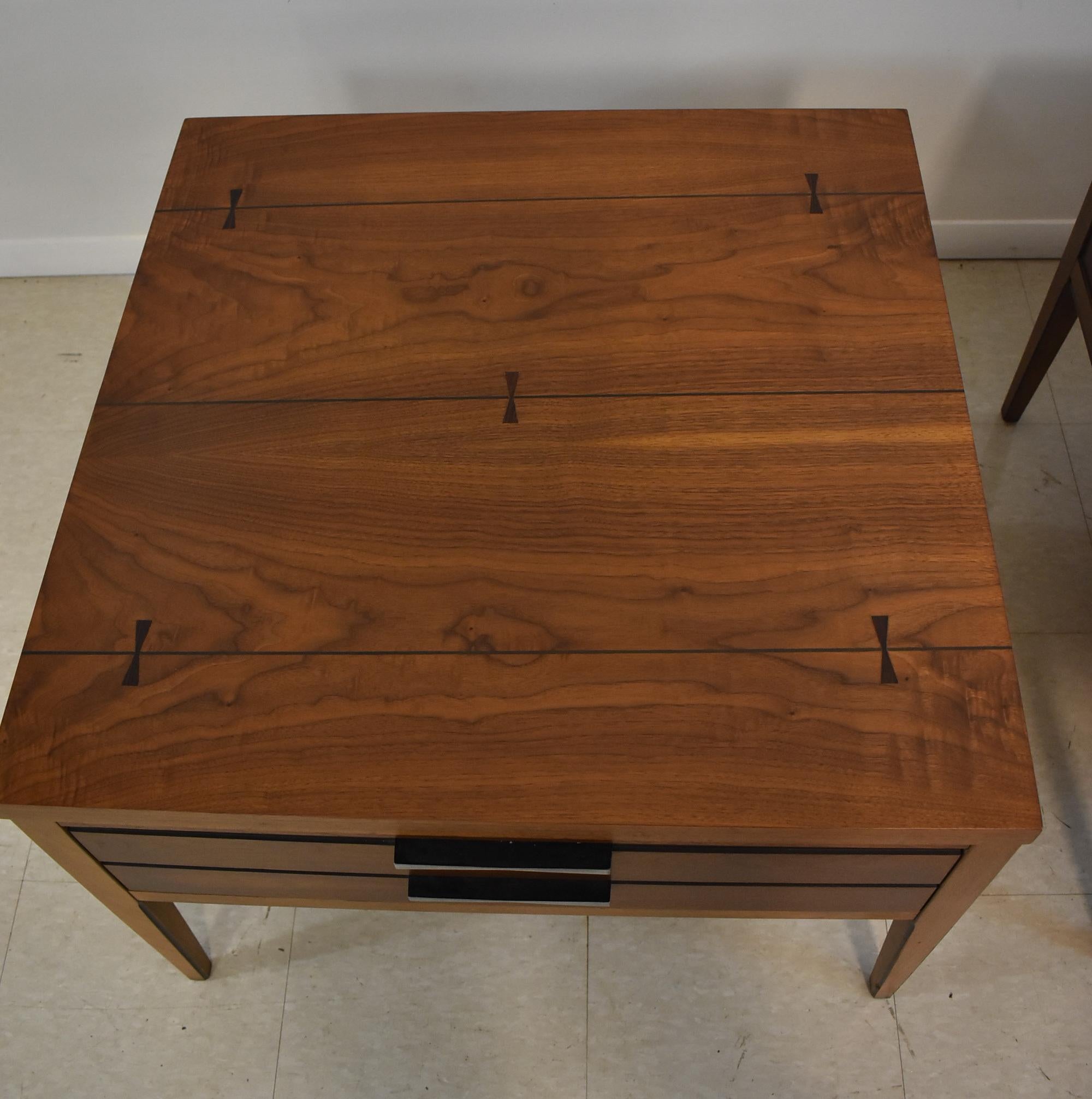 Paar Lane Mid-Century Modern Smoking-Beistelltische aus Nussbaumholz im Zustand „Gut“ im Angebot in Toledo, OH
