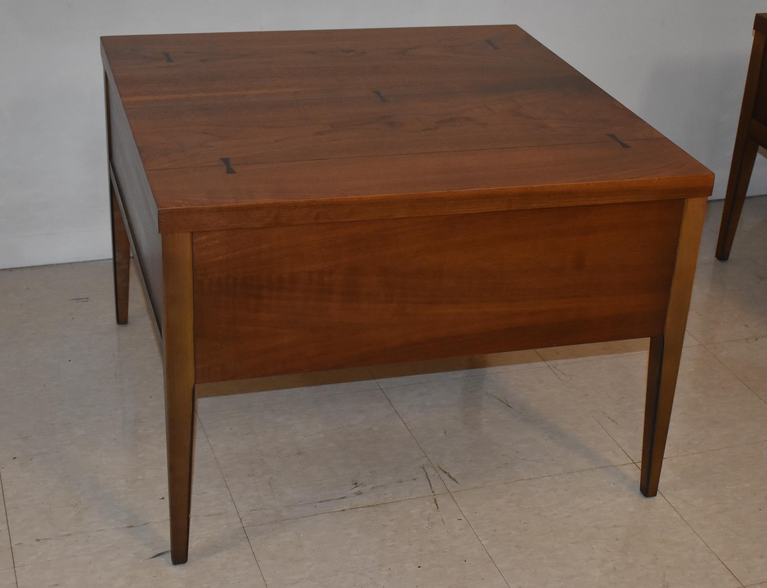 Paar Lane Mid-Century Modern Smoking-Beistelltische aus Nussbaumholz (20. Jahrhundert) im Angebot