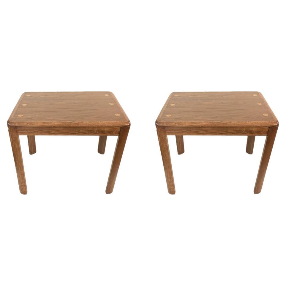 Paar Lane's Mid Century Nussbaum Cross Banded Beistelltische mit Intarsien