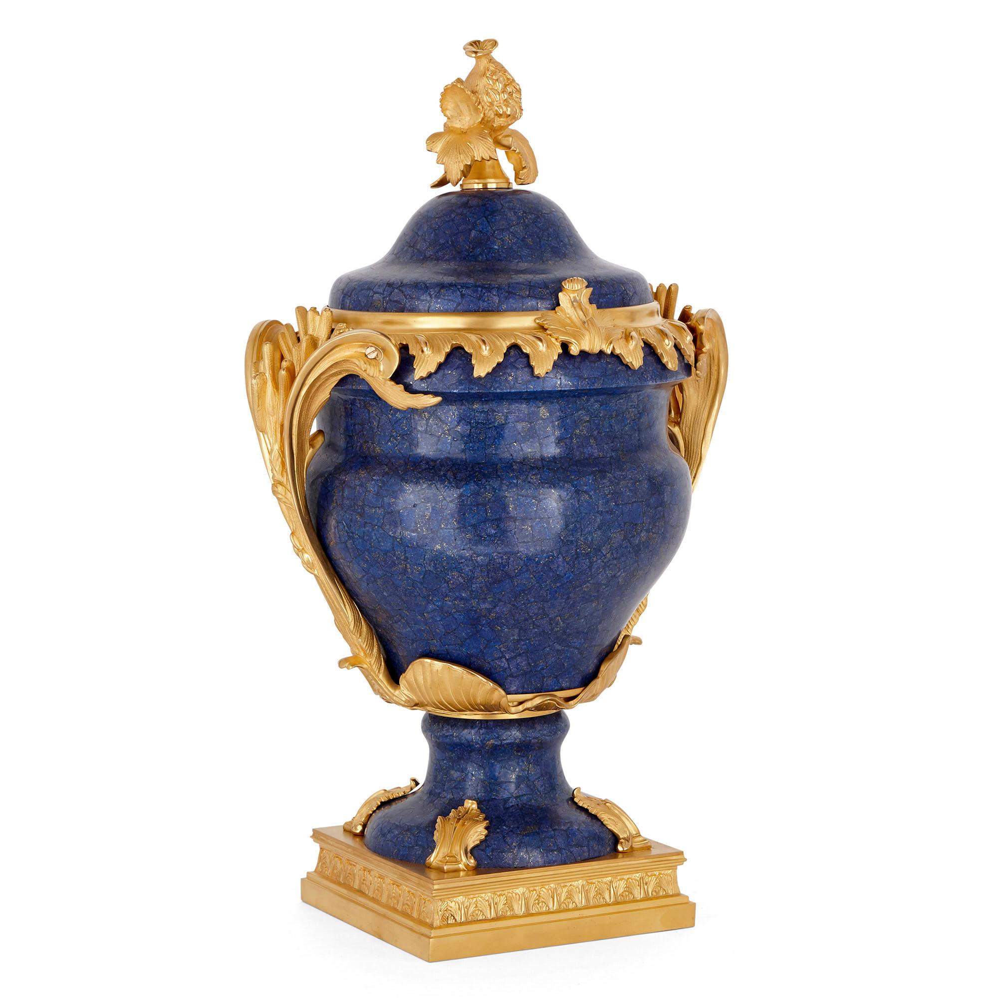 Pareja de jarrones krater de lapislázuli y bronce dorado Luis XVI en venta