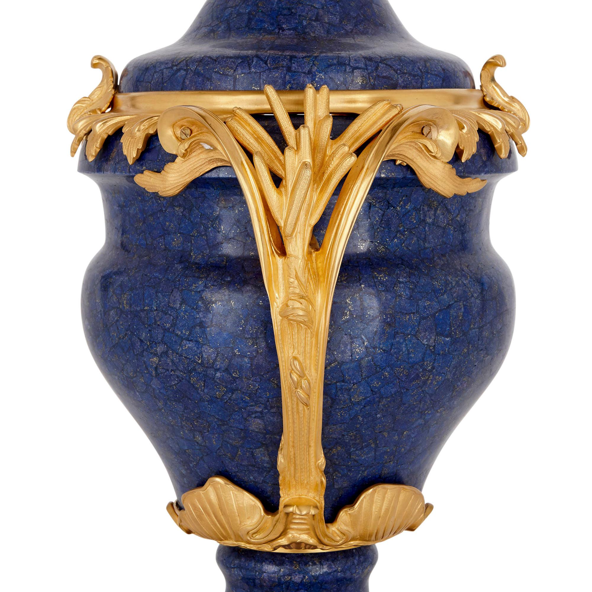 Pareja de jarrones krater de lapislázuli y bronce dorado Francés en venta