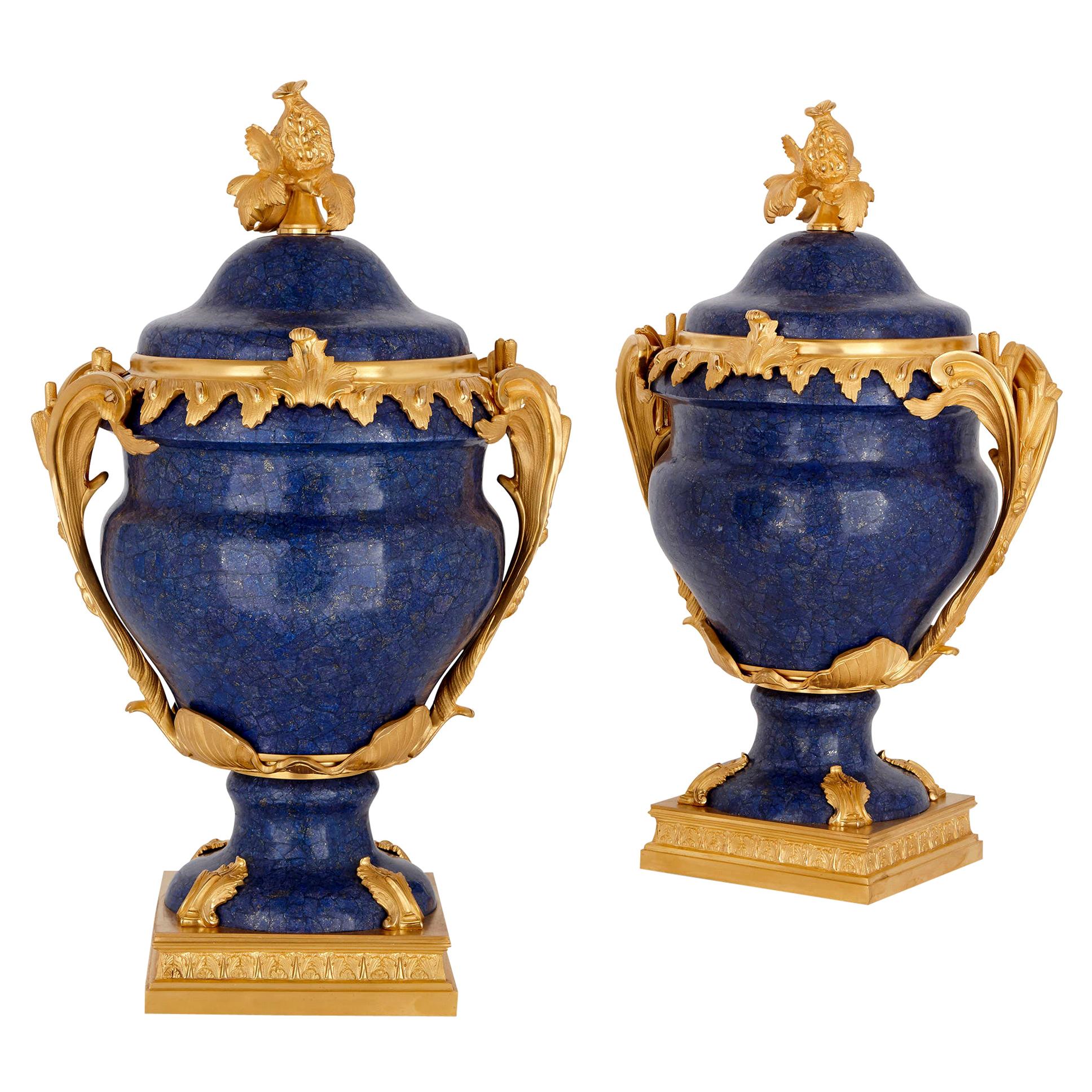Coppia di vasi krater in lapis e bronzo dorato