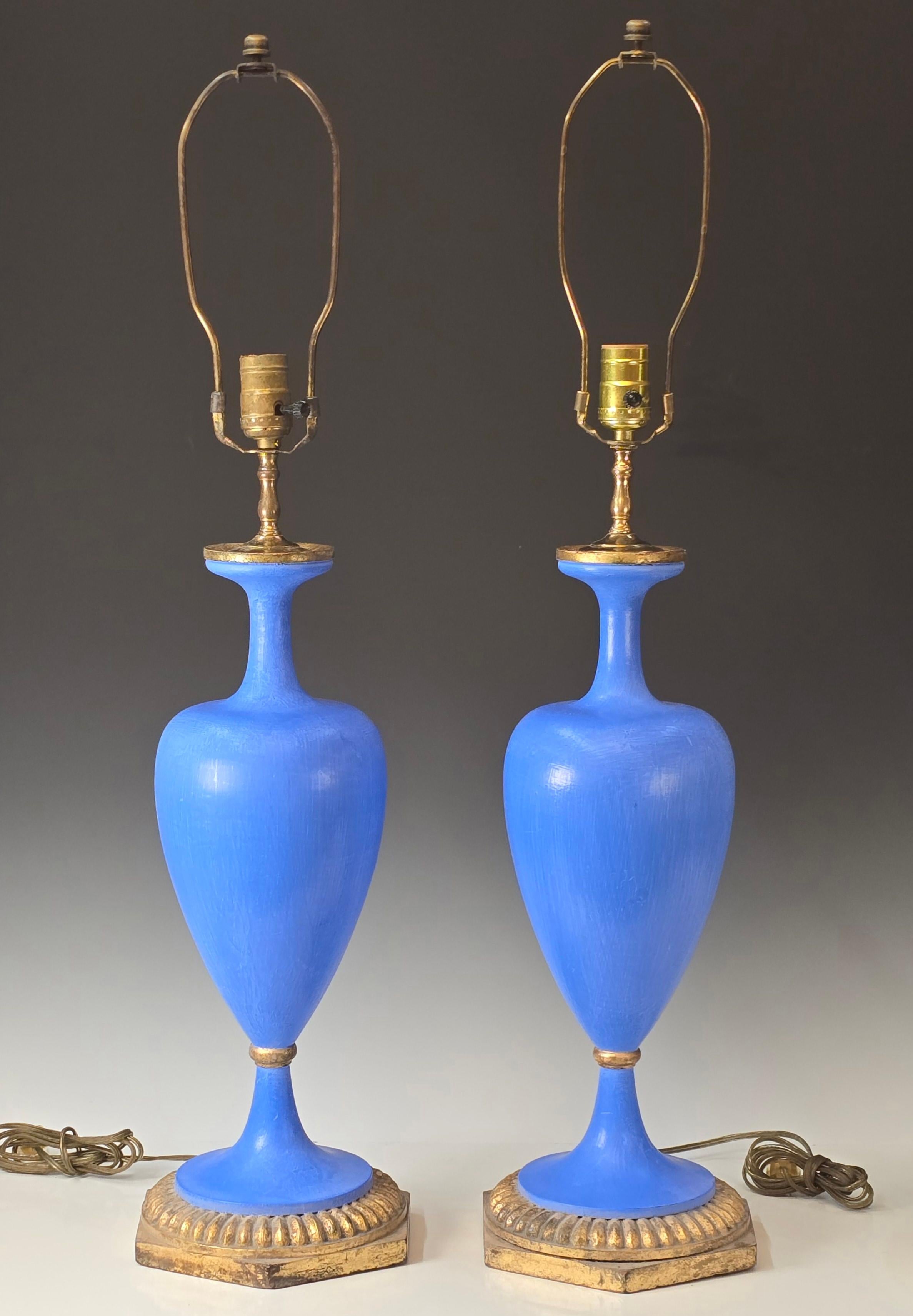Pareja de impresionantes lámparas de madera torneada a mano con superficie de bole azul lapislázuli y detalles de niña.   Preciosos detalles clásicos y aspecto atemporal pero moderno de este par de lámparas venecianas italianas neoclásicas de los