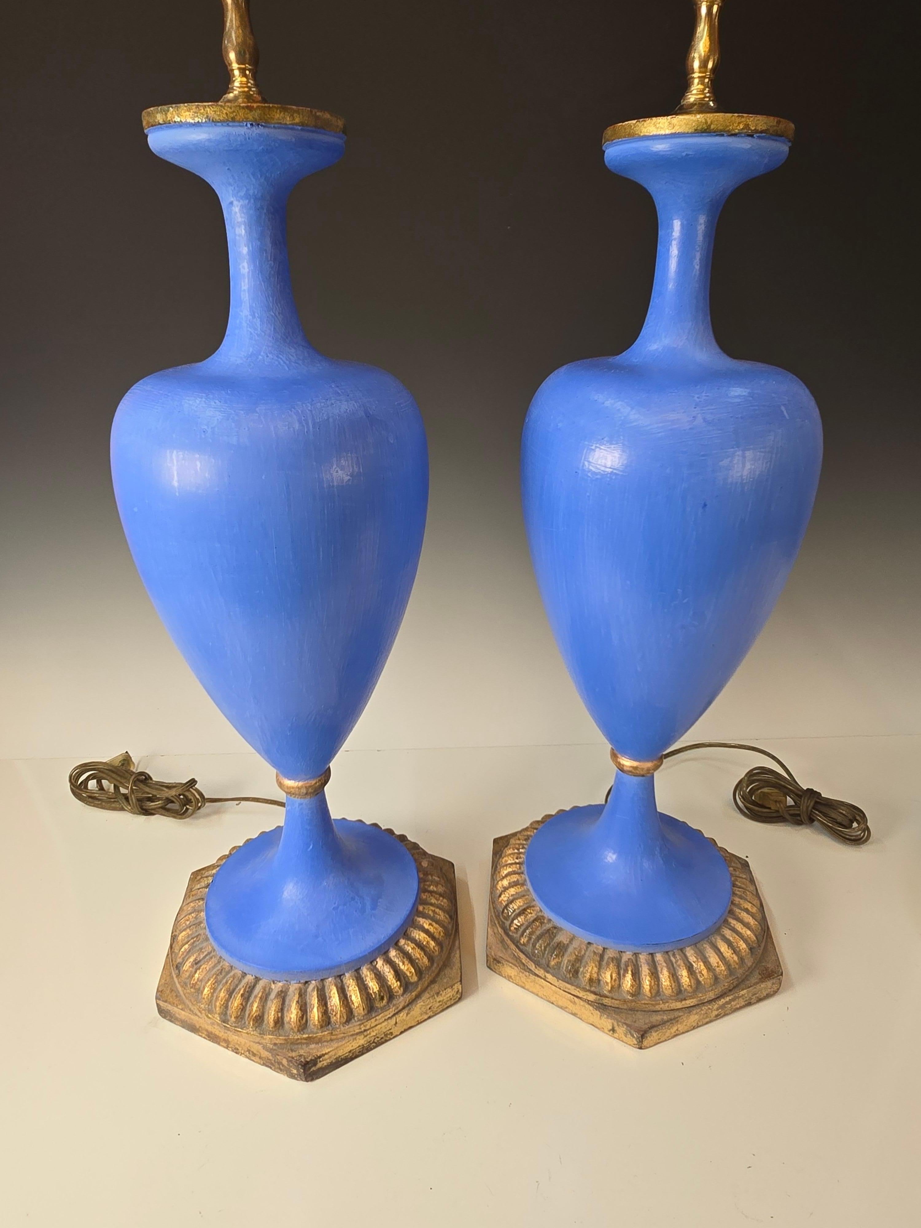 Pareja de lámparas venecianas azul lapislázuli Madera dorada en venta