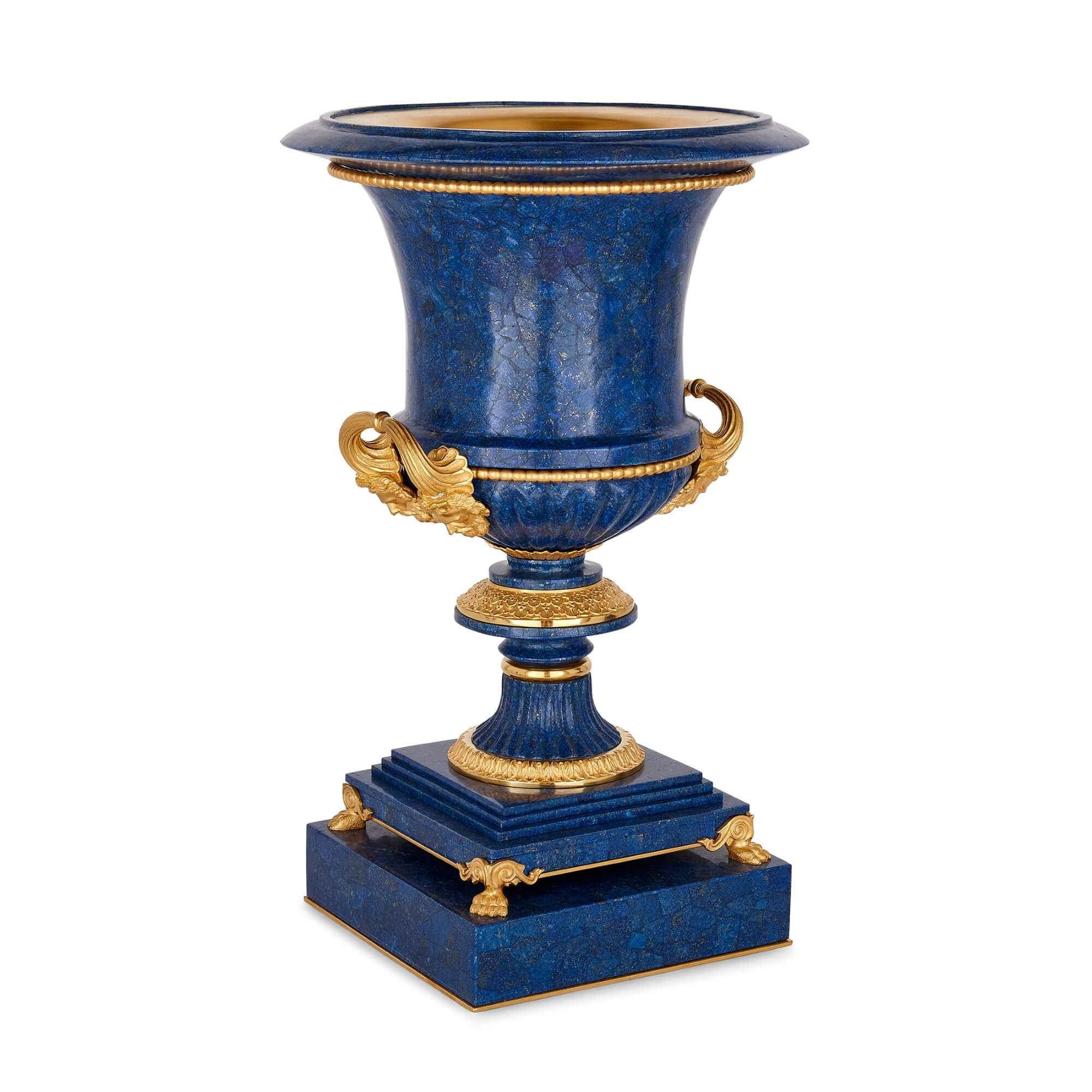 Néoclassique Paire de vases  Medici  monts en lapis-lazuli et bronze dor d'aprs Galberg en vente