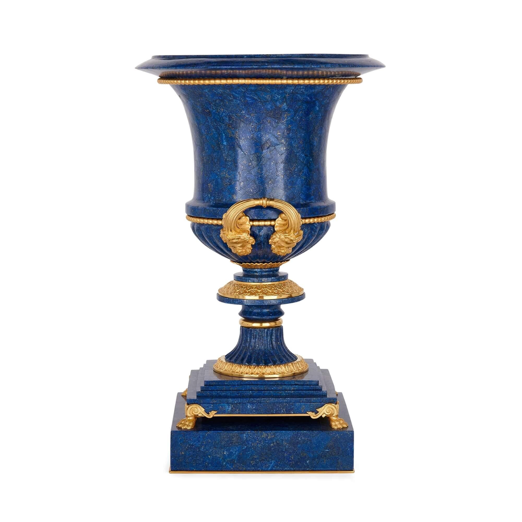 Français Paire de vases  Medici  monts en lapis-lazuli et bronze dor d'aprs Galberg en vente