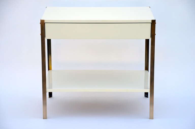 Paire de tables de nuit minimales 'Laque' en laque ivoire et laiton de Design Frères.

Hauteur de l'étagère inférieure : 6 in.