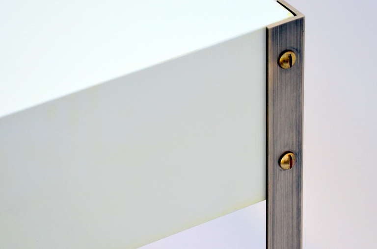 Paire de tables de nuit en laque ivoire et laiton « Laque » de Design Frres en vente 1