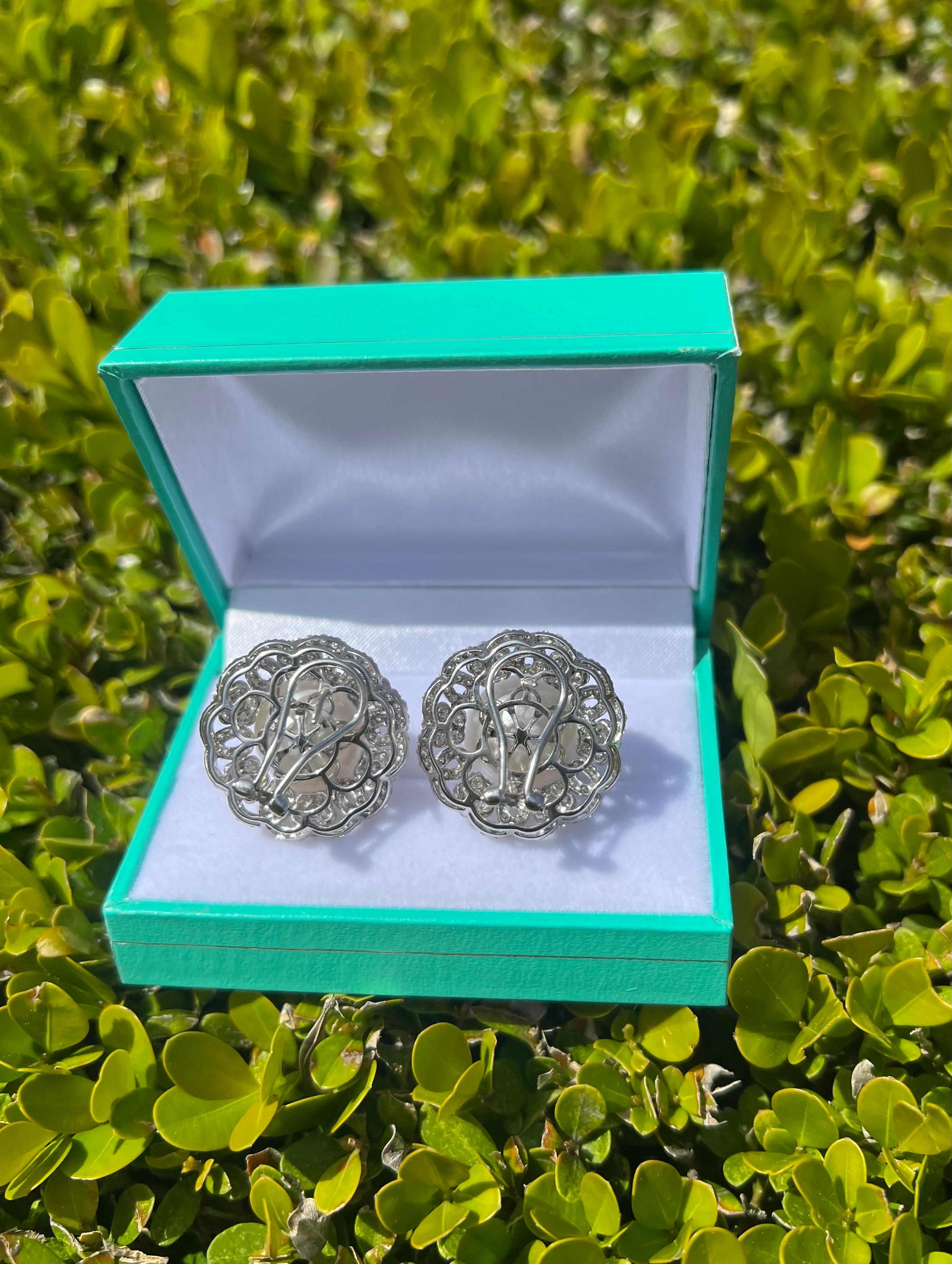 Paar große 14,35 MM Südseeperlen- und Diamant-Ohrringe aus 18 Karat Weißgold im Zustand „Hervorragend“ im Angebot in Tustin, CA