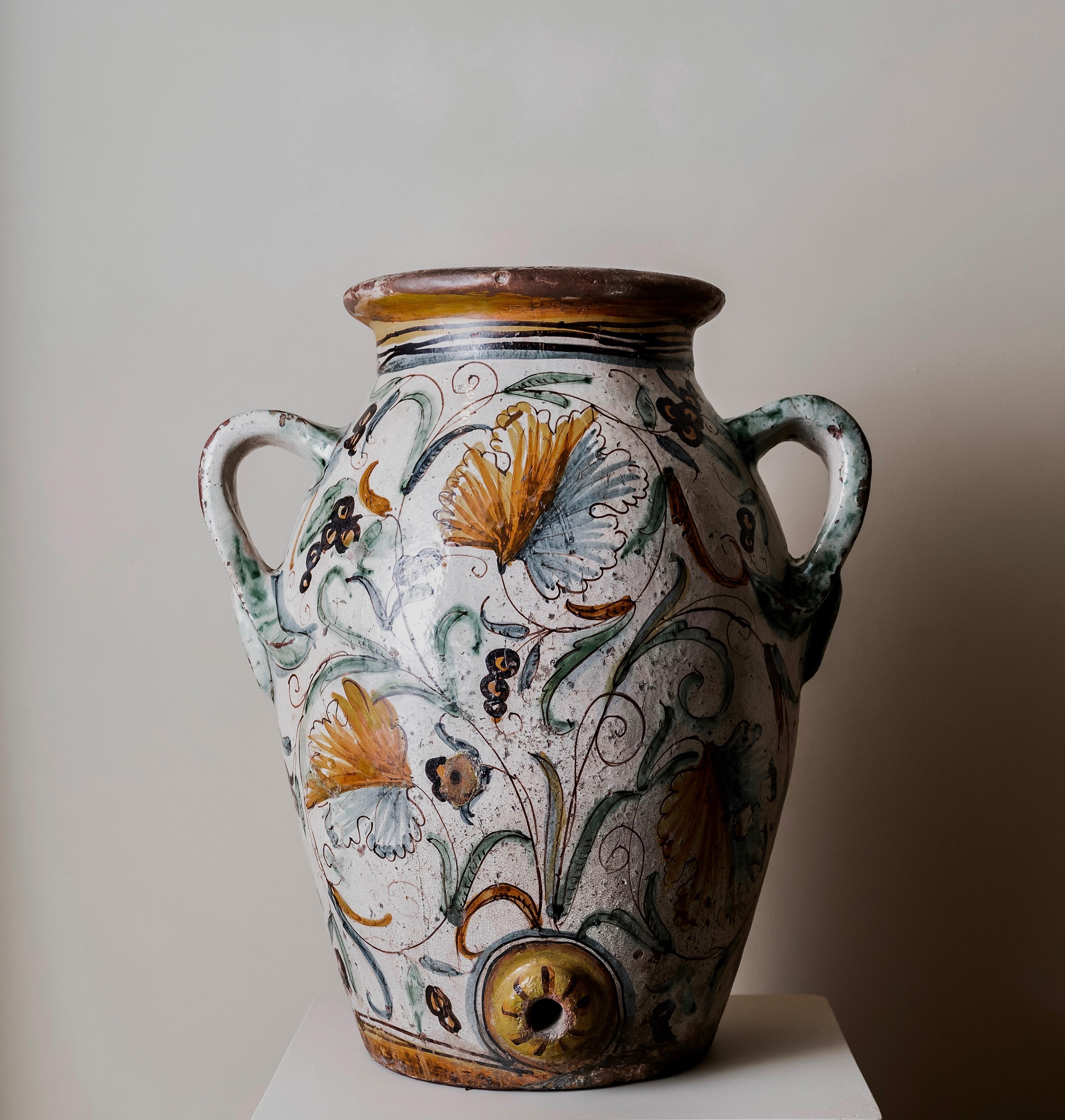 Pair of large Italian glazed terracotta Jars « vase biansato »
Montelupo, around 1620-1630
Measures: H 51 x 43 cm


Two rare and important wine jars (orci maiolicati) of baluster shape decorated with scrolls and stylized vines.
The