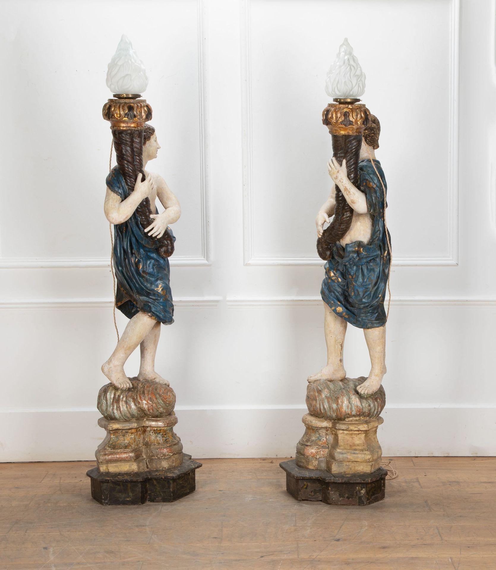 Superbe paire de figurines de torchères vénitiennes du 17e siècle.
Solides figures sculptées à la main avec une belle finition polychrome peinte au gesso et des zones de dorure à la mecca, populaire au XVIIe siècle.
Les robes des personnages sont