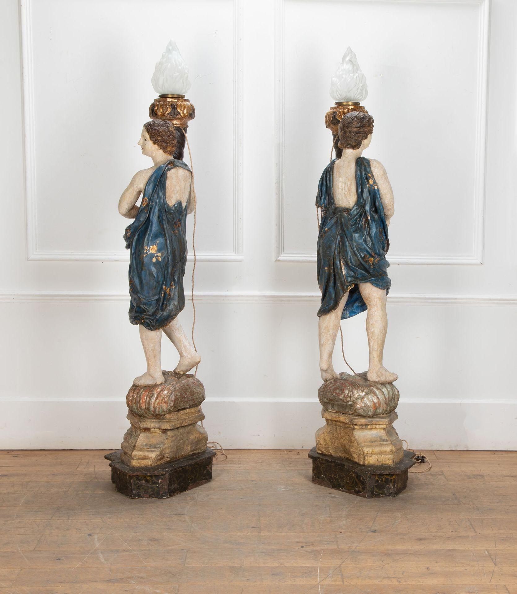 Baroque Paire de grands lampadaires italiens torchères polychromes du 17ème siècle en vente
